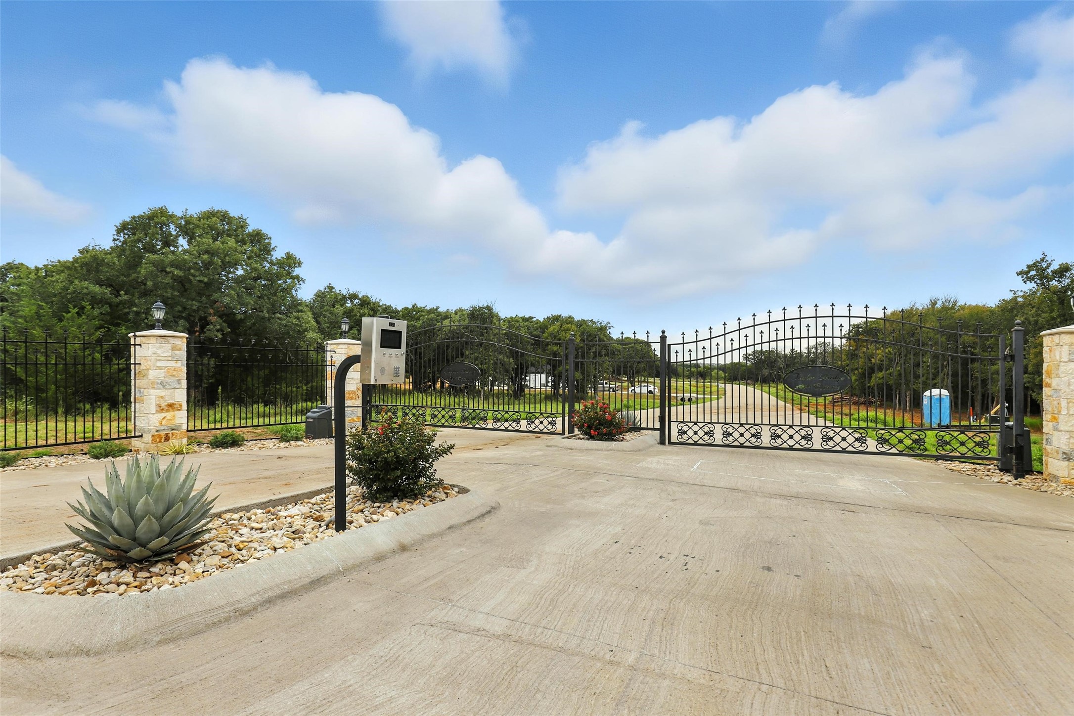 Property photo 02 of 1316 County Road 602 Court, Burleson, TX 76028 | MLS #14747301