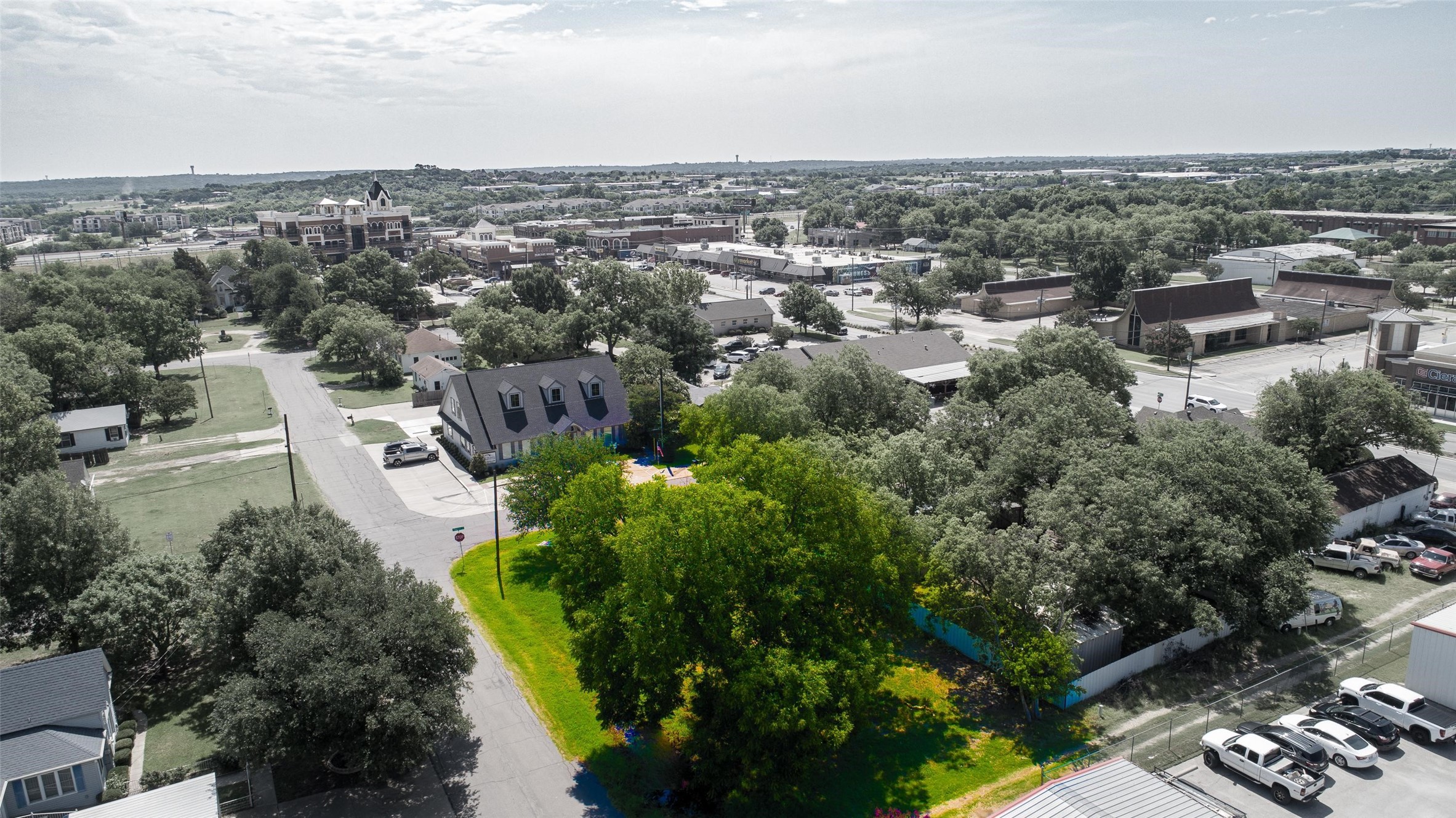 Property photo 01 of 117 N Dobson Street, Burleson, TX 76028 | MLS #20084754