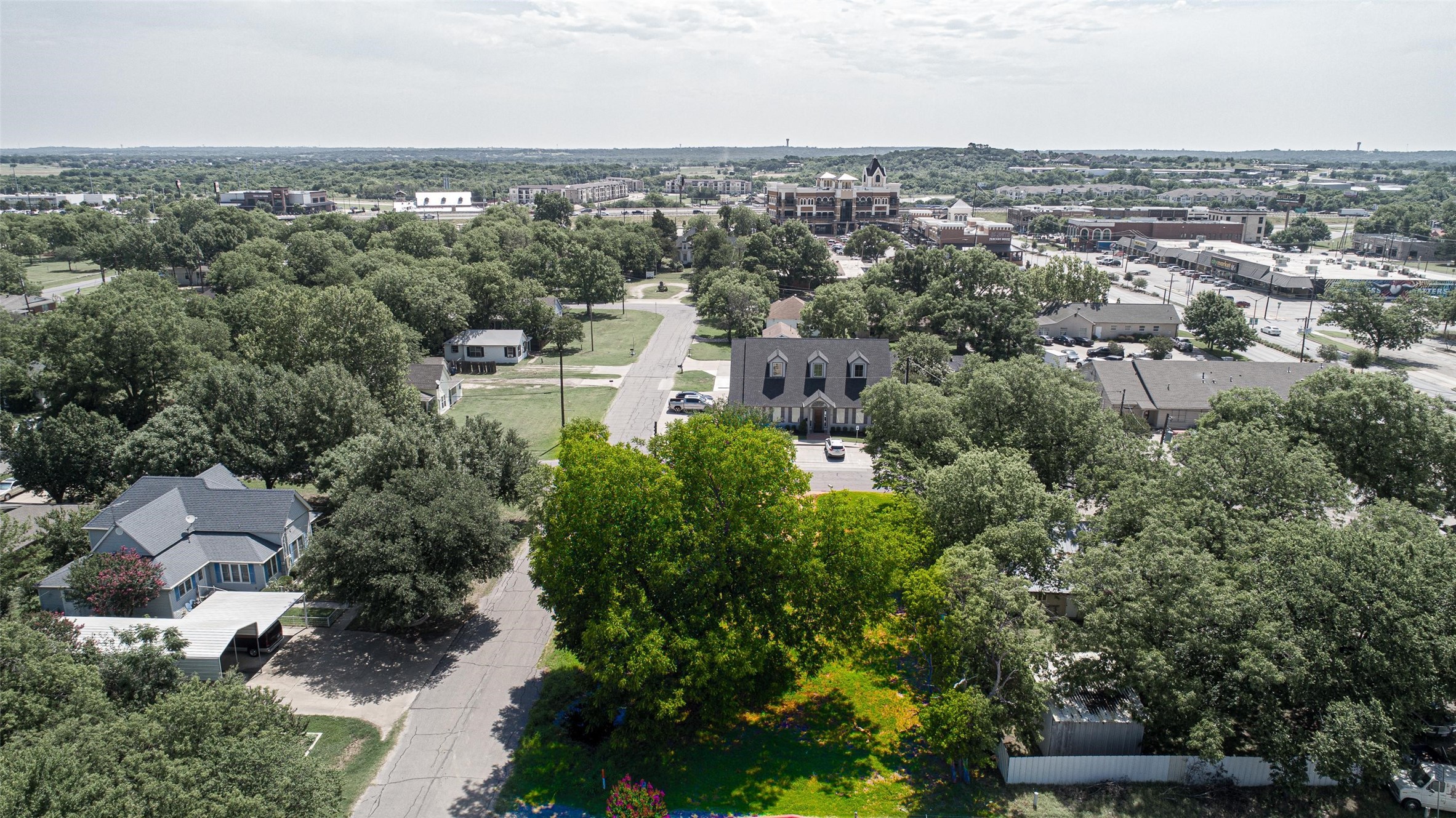 Property photo 04 of 117 N Dobson Street, Burleson, TX 76028 | MLS #20084754