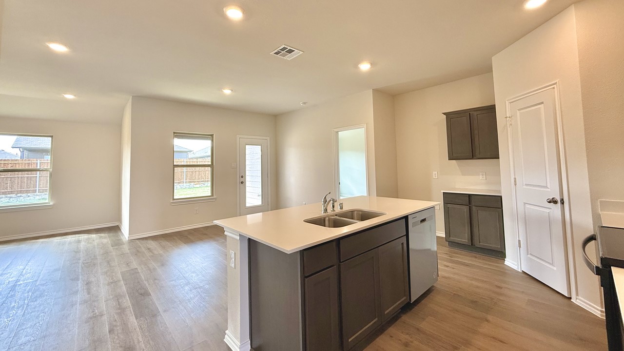 Property photo 02 of 605 Willow Street, Josephine, TX 75135 | MLS #20880104