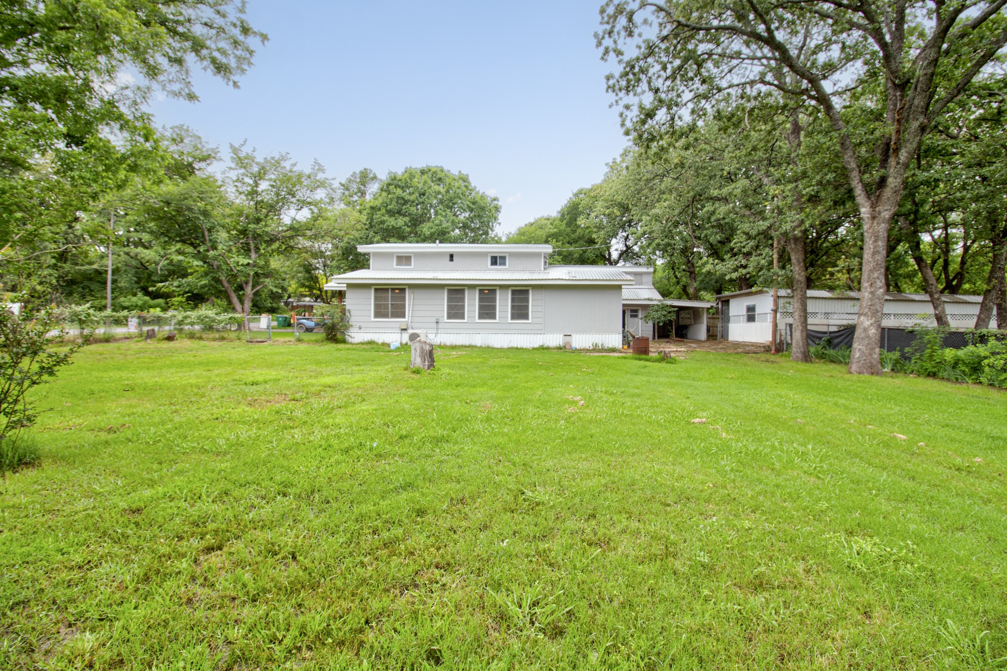 Property photo 04 of 97 Oak Trail Drive, Gordonville, TX 76245 | MLS #20946162