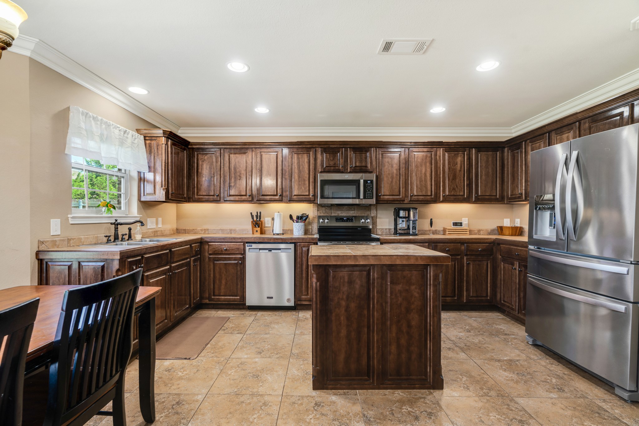 Property photo 02 of 1810 Meadowview Drive, Reno, TX 75462 | MLS #20980871