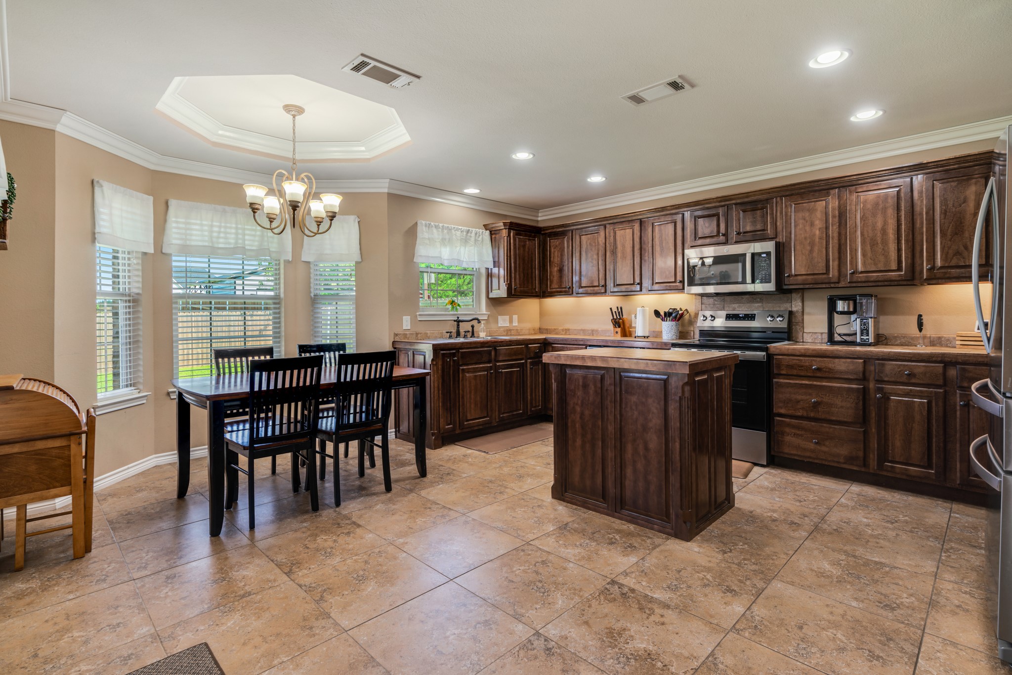 Property photo 03 of 1810 Meadowview Drive, Reno, TX 75462 | MLS #20980871