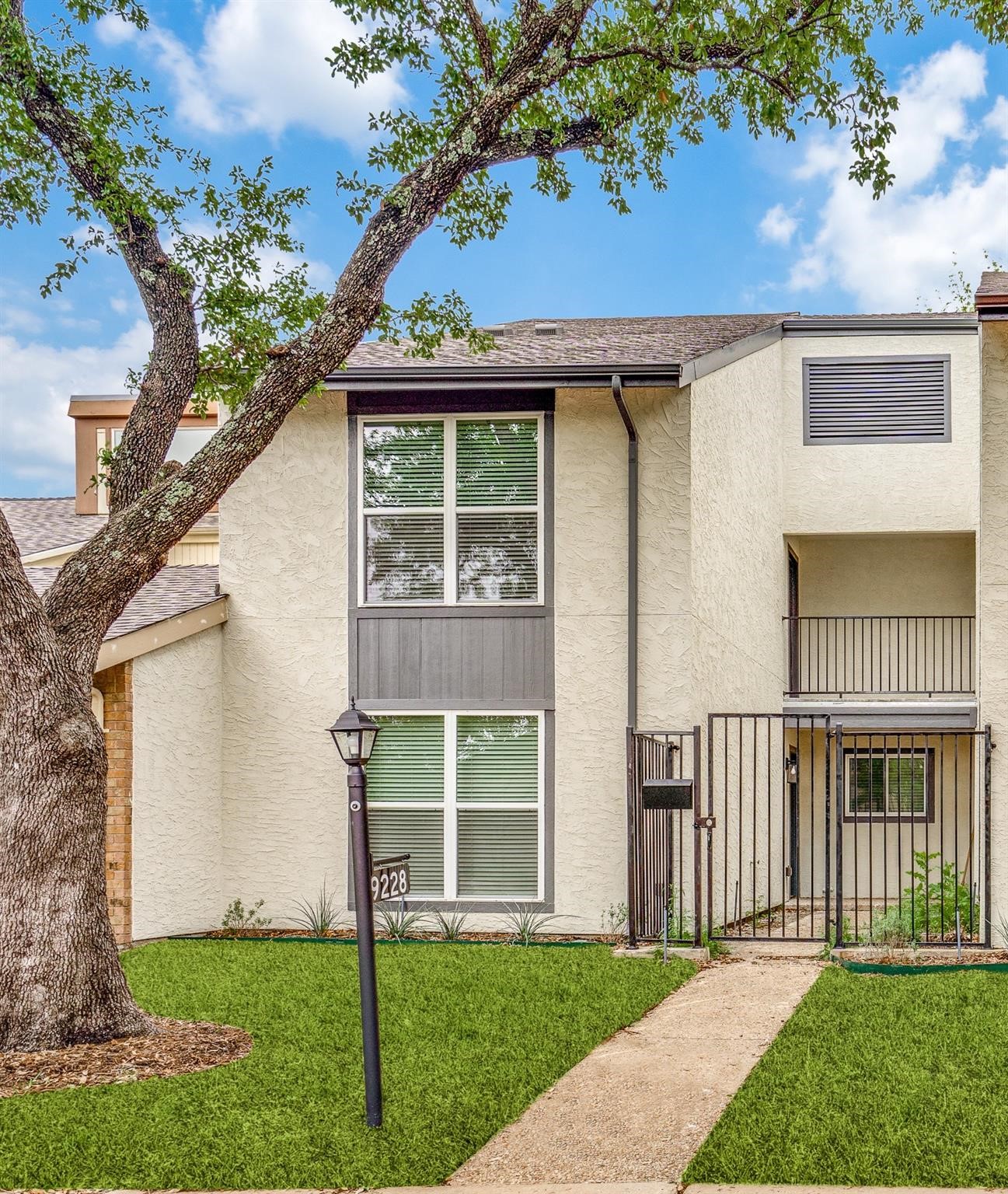 Property photo 02 of 9228 Flickering Shadow Drive, Dallas, TX 75243 | MLS #20982918
