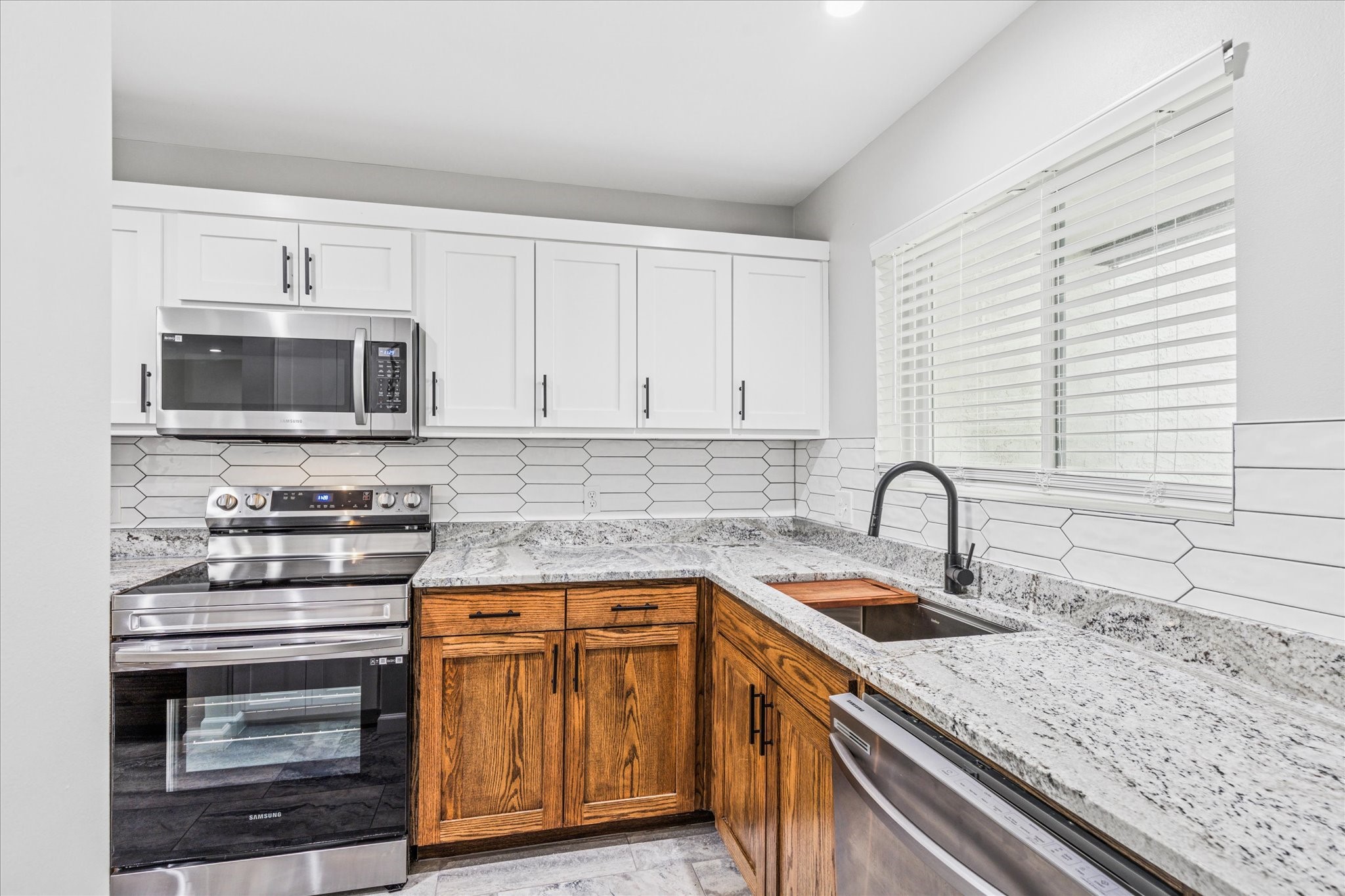 Property photo 04 of 9228 Flickering Shadow Drive, Dallas, TX 75243 | MLS #20982918