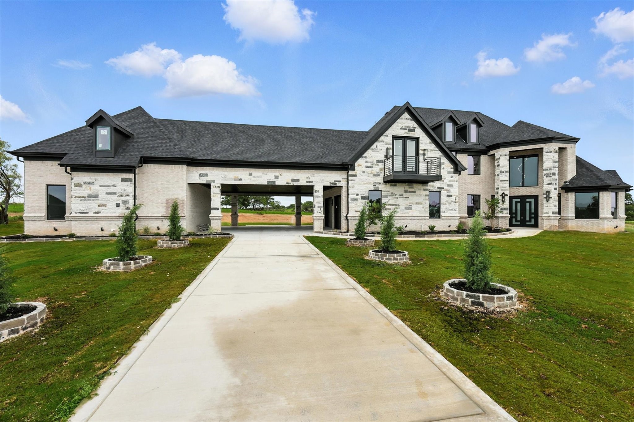 Property photo 01 of 5005 Glenoaks Court, Weatherford, TX 76088 | MLS #20993258