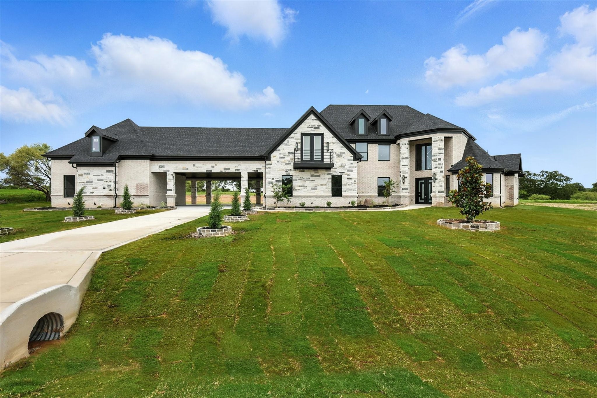 Property photo 04 of 5005 Glenoaks Court, Weatherford, TX 76088 | MLS #20993258