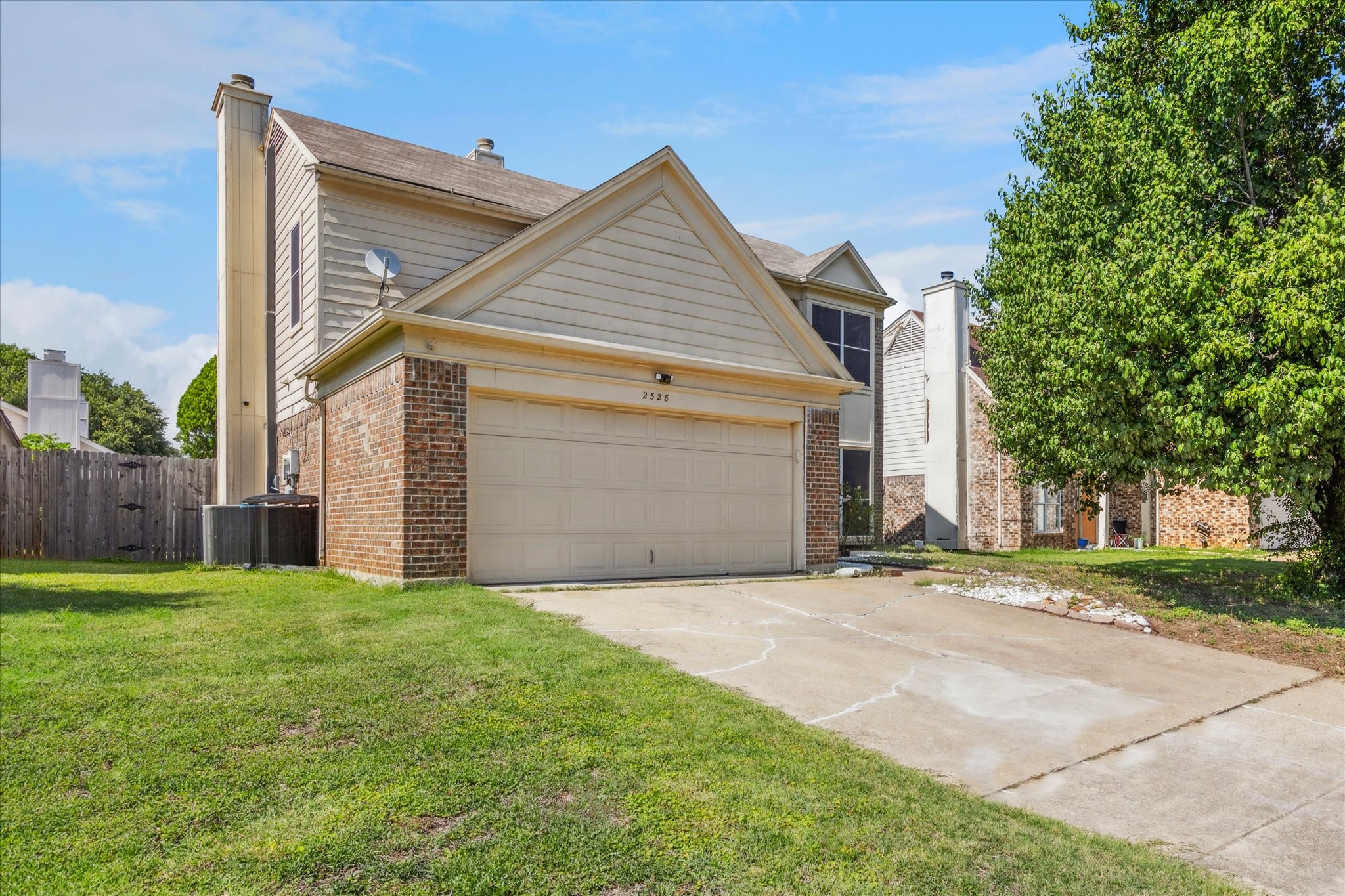 Property photo 01 of 2528 Creekwood Lane Fort, Worth, TX 76123 | MLS #20995962