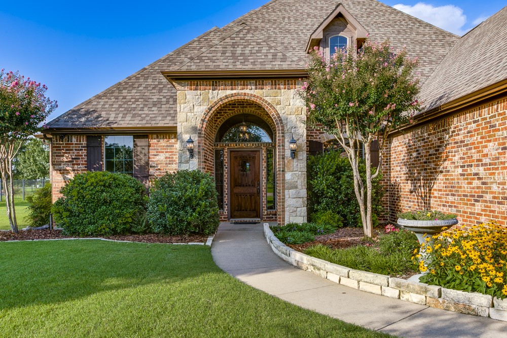Property photo 01 of 10044 Dennehy Drive, Talty, TX 75126 | MLS #21007778