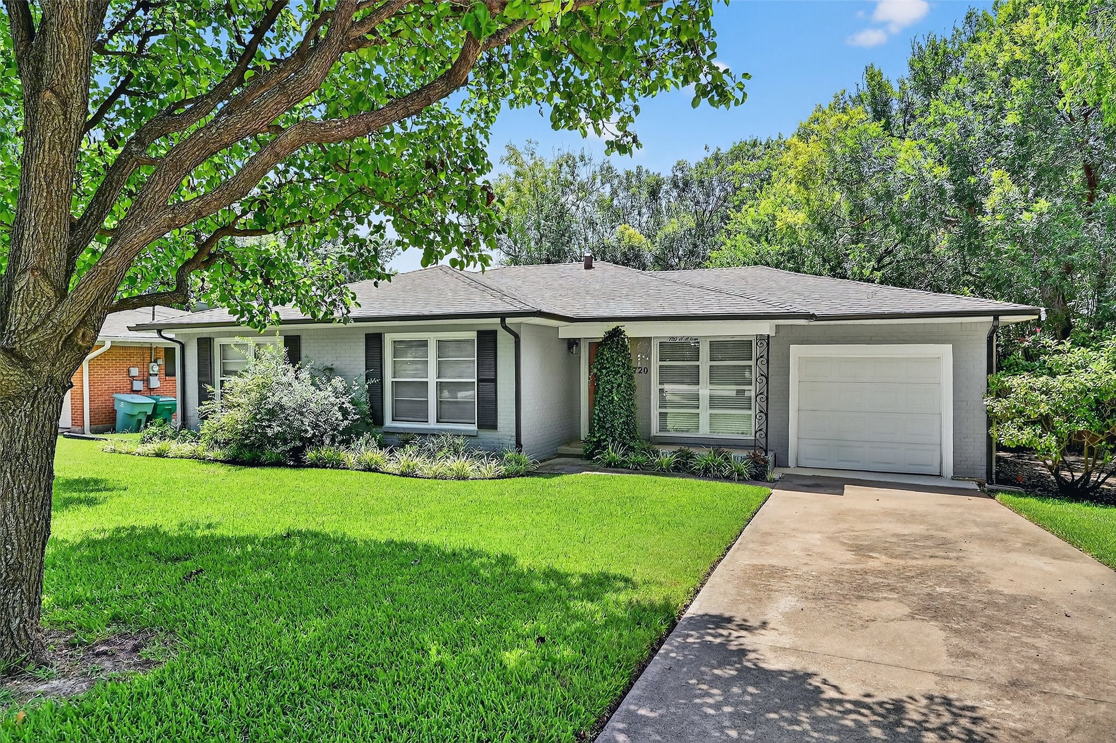 Property photo 02 of 720 N McKown Avenue, Sherman, TX 75092 | MLS #21014228