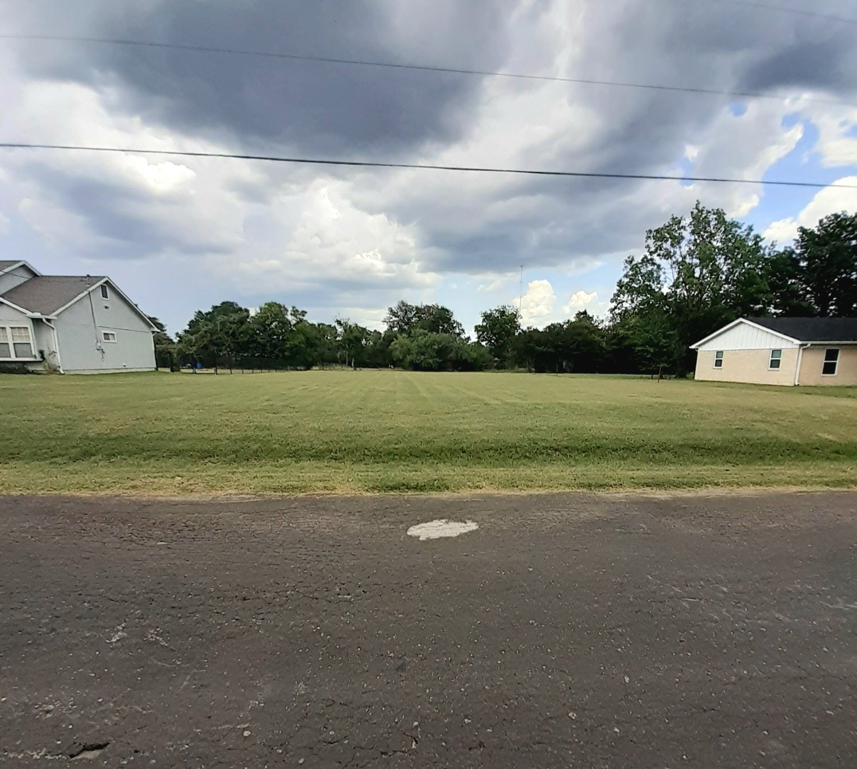 Property photo 01 of 725 Henderson Boulevard, Groesbeck, TX 76642 | MLS #21021230
