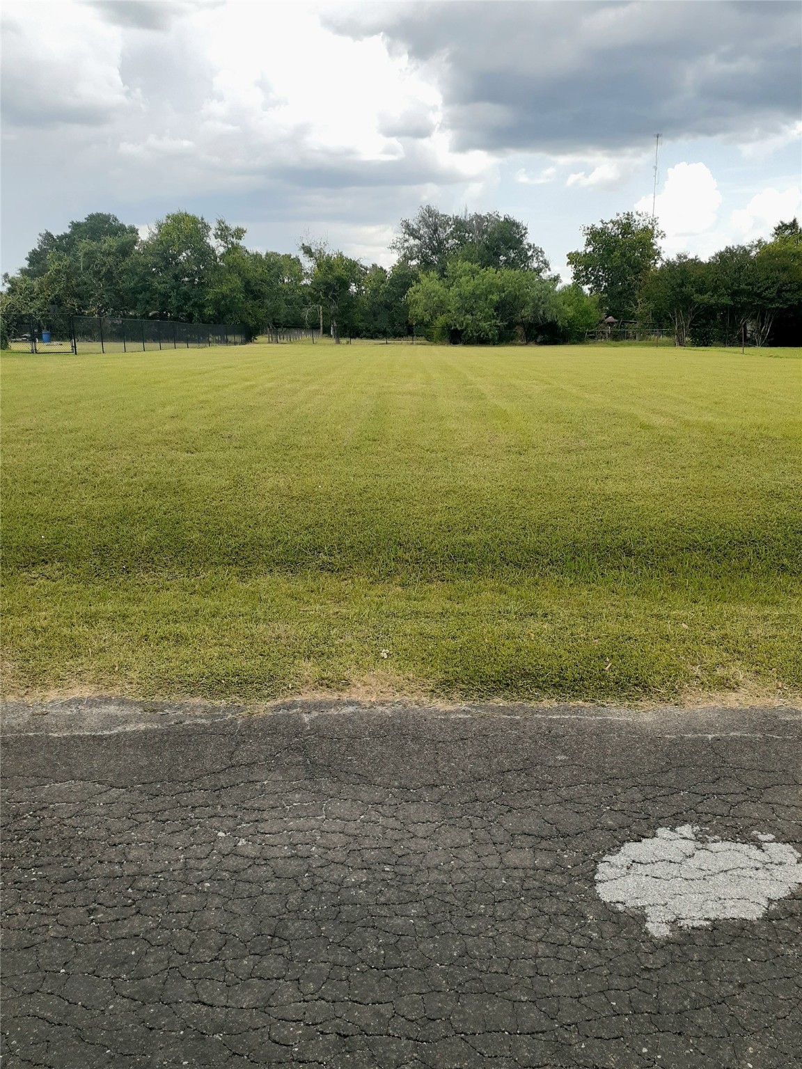 Property photo 02 of 725 Henderson Boulevard, Groesbeck, TX 76642 | MLS #21021230