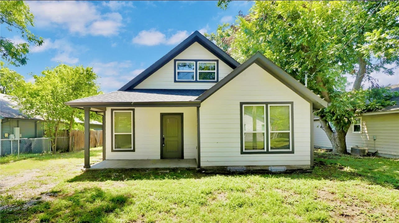 Property photo 02 of 411 Euclid Street, Cleburne, TX 76033 | MLS #21022620
