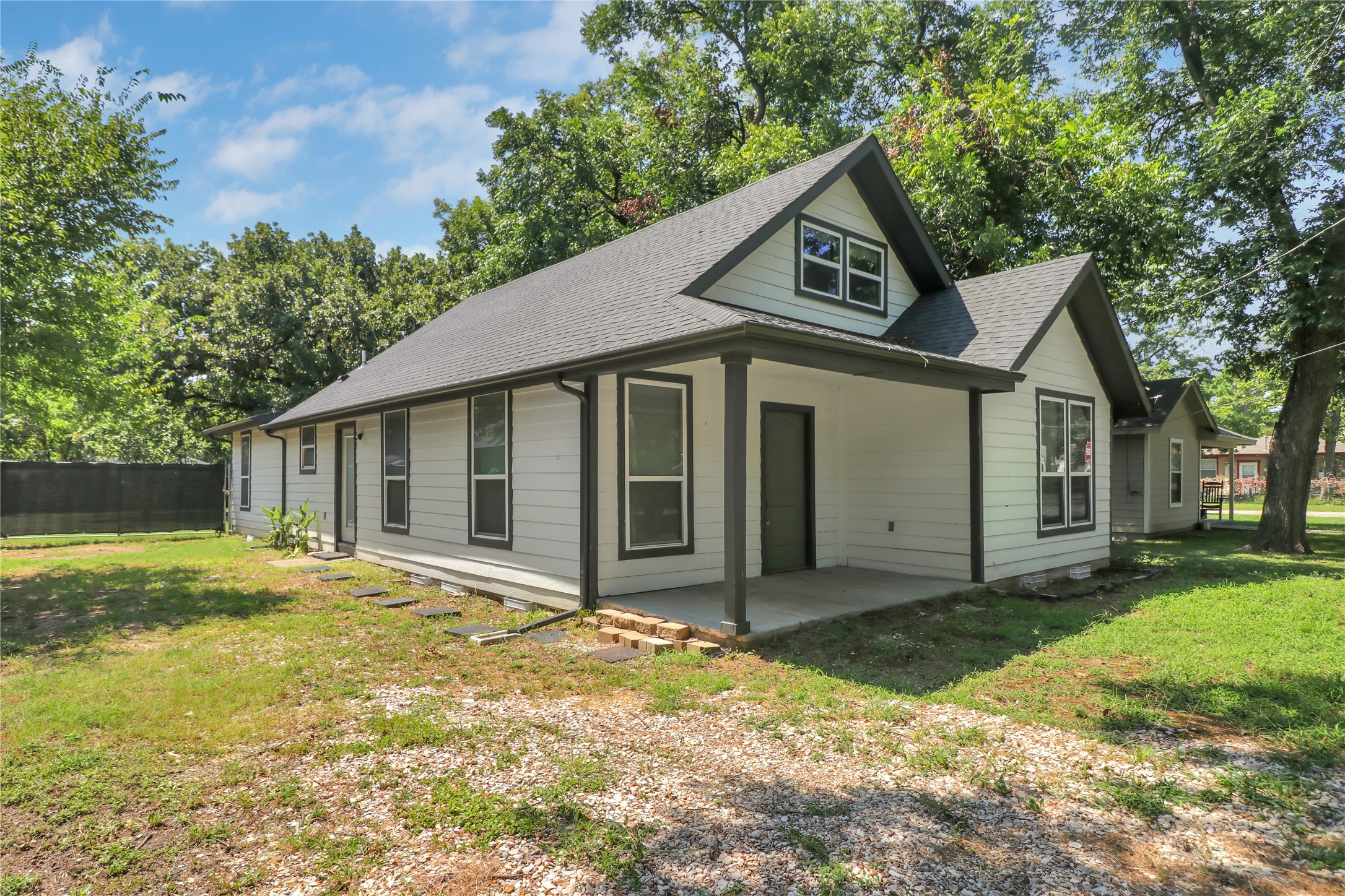Property photo 03 of 411 Euclid Street, Cleburne, TX 76033 | MLS #21022620
