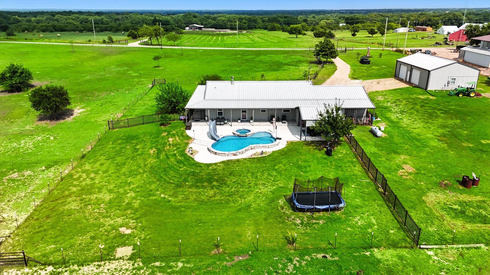 Property photo 01 of 1106 Private Road 425, Whitewright, TX 75491 | MLS #21024146
