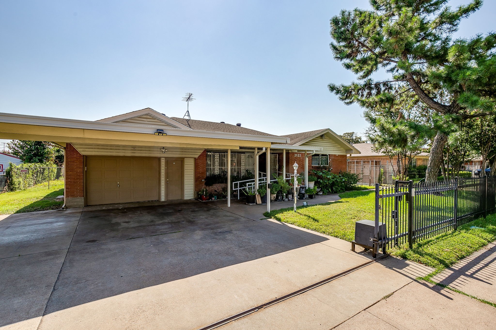 Property photo 04 of 2122 S Vernon Avenue, Dallas, TX 75224 | MLS #21032560