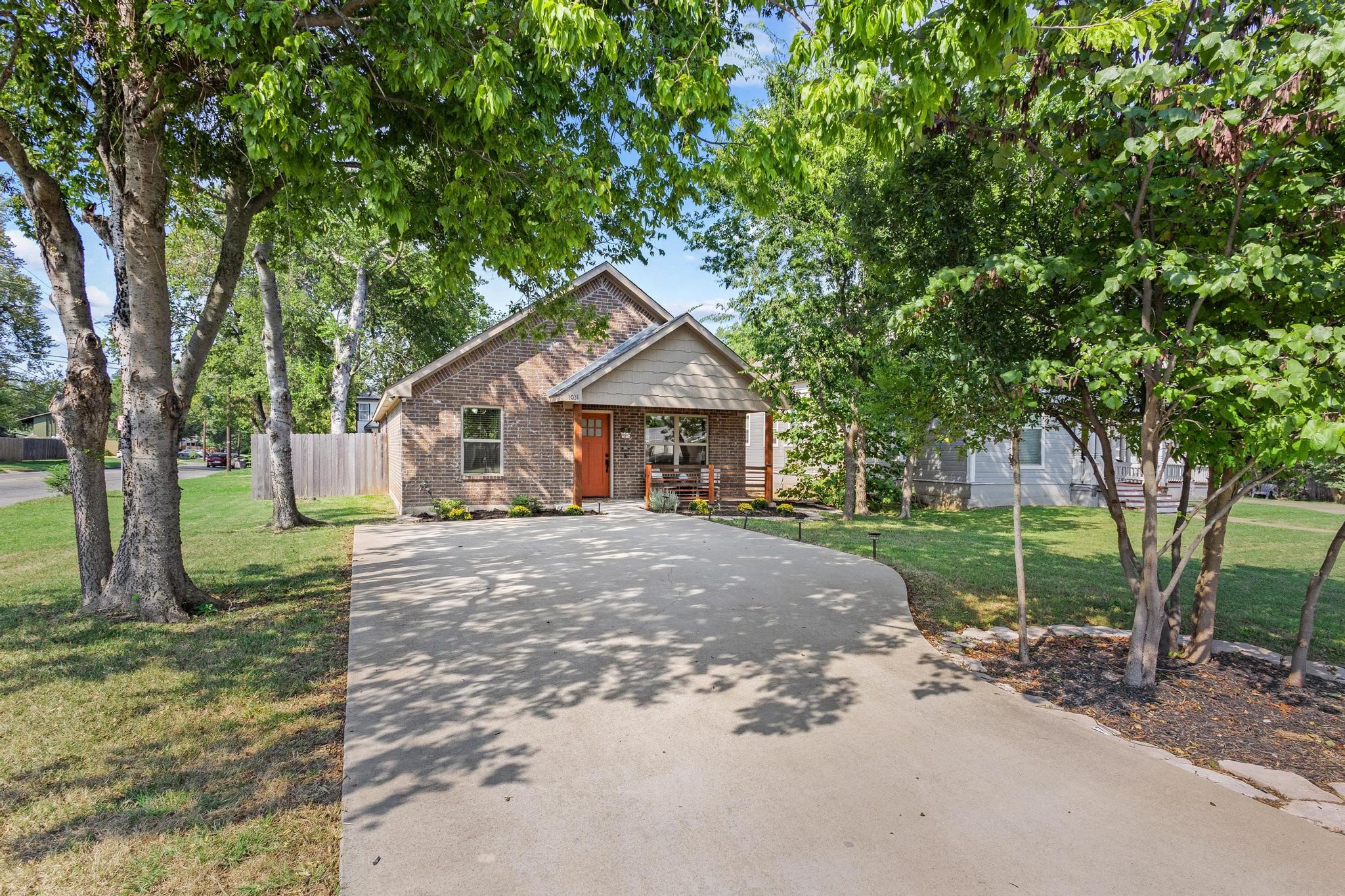 Property photo 02 of 1031 W Gandy Street, Denison, TX 75020 | MLS #21053322