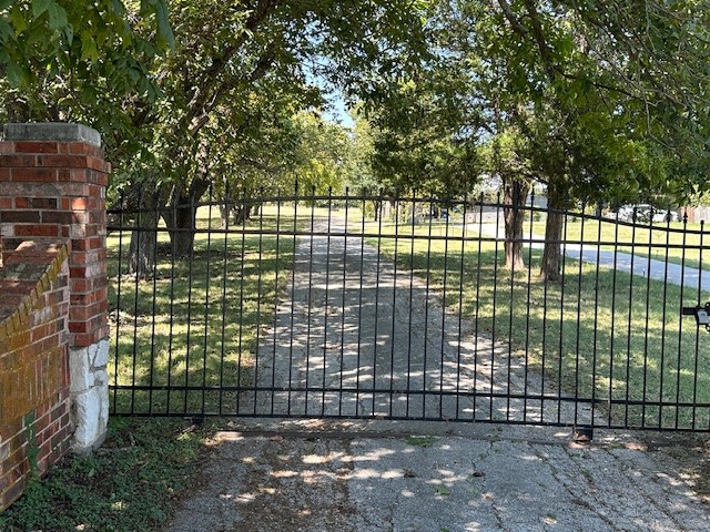 Property photo 01 of 1403 N Cedar Hill Road, Cedar Hill, TX 75104 | MLS #21055955
