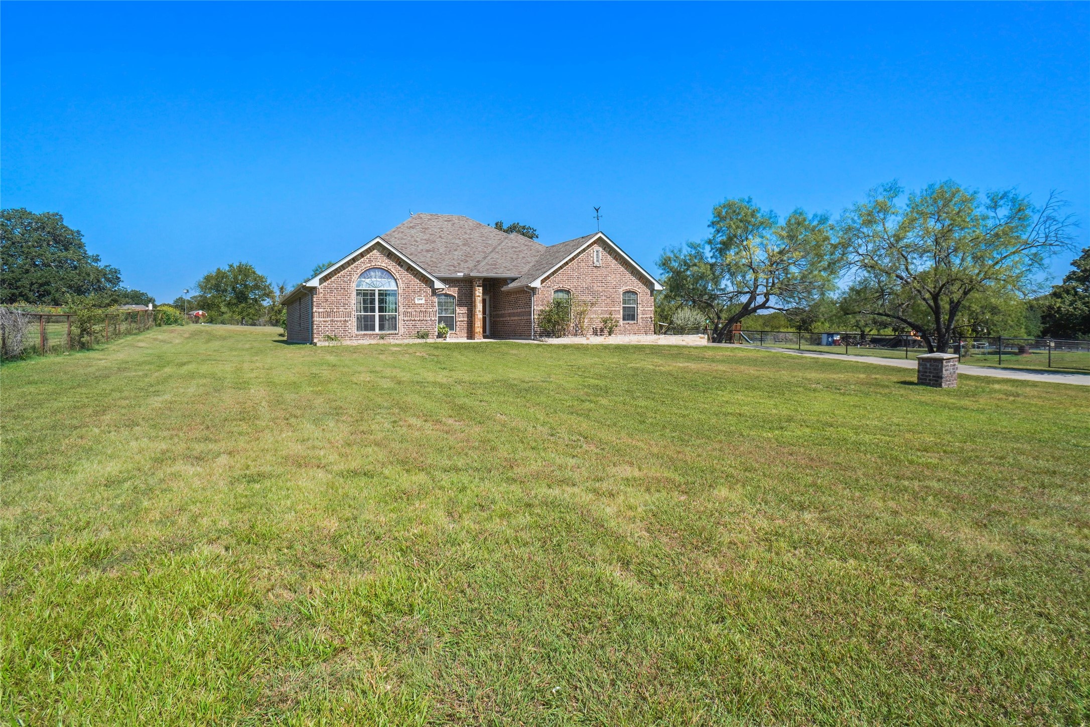 Property photo 02 of 177 Lost Oak Drive, Azle, TX 76020 | MLS #21059733