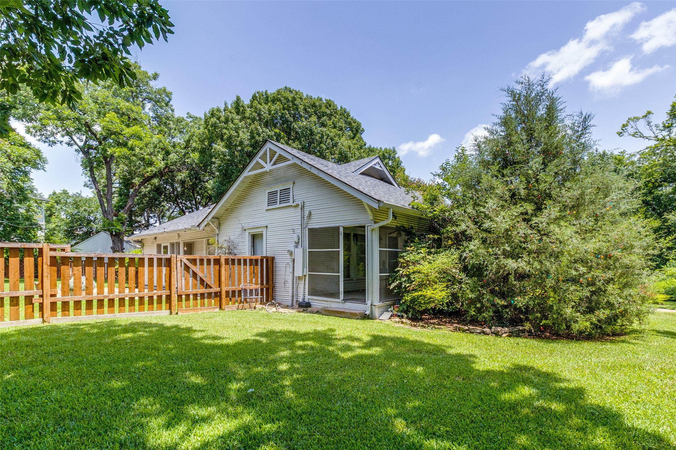 800 Harter Road, Dallas, TX, 75218