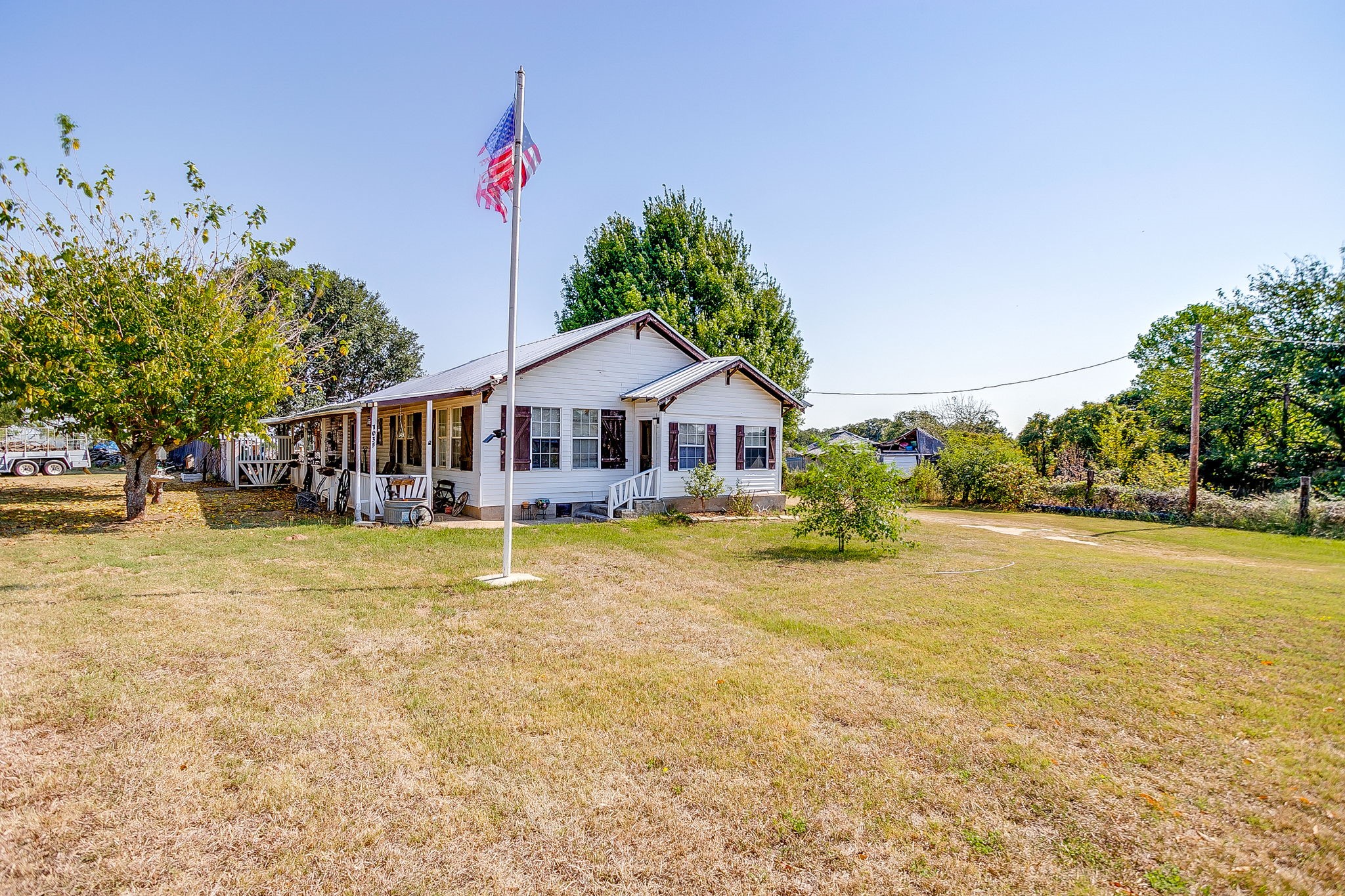Property photo 01 of 1035 Summit Drive, Springtown, TX 76082 | MLS #21064109