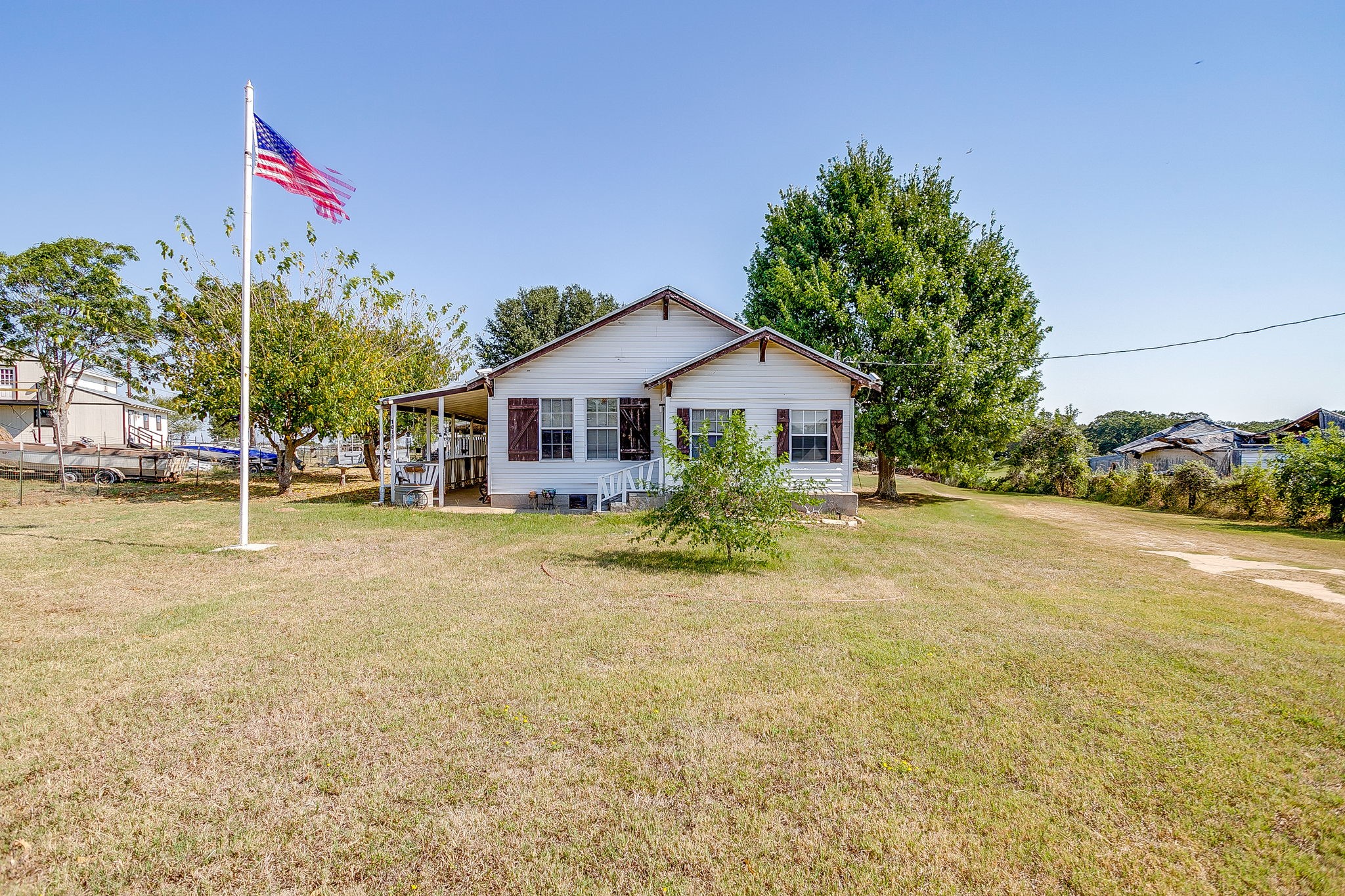 Property photo 04 of 1035 Summit Drive, Springtown, TX 76082 | MLS #21064109