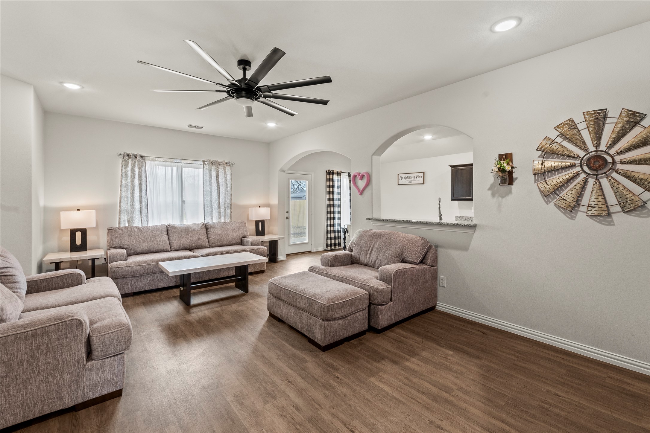 Property photo 02 of 115 Oak Springs Loop, Mabank, TX 75147 | MLS #21076917