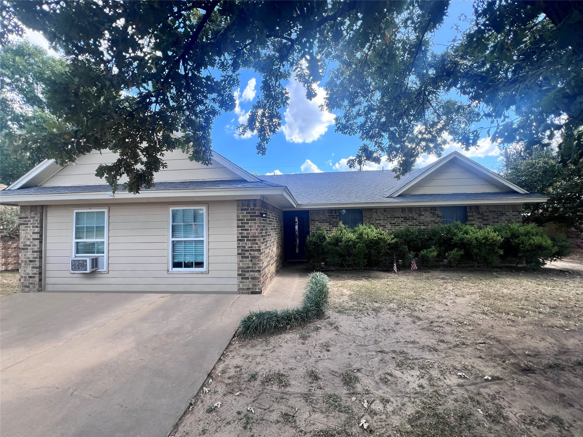 Property photo 01 of 1321 Fairway Drive, Graham, TX 76450 | MLS #21082809