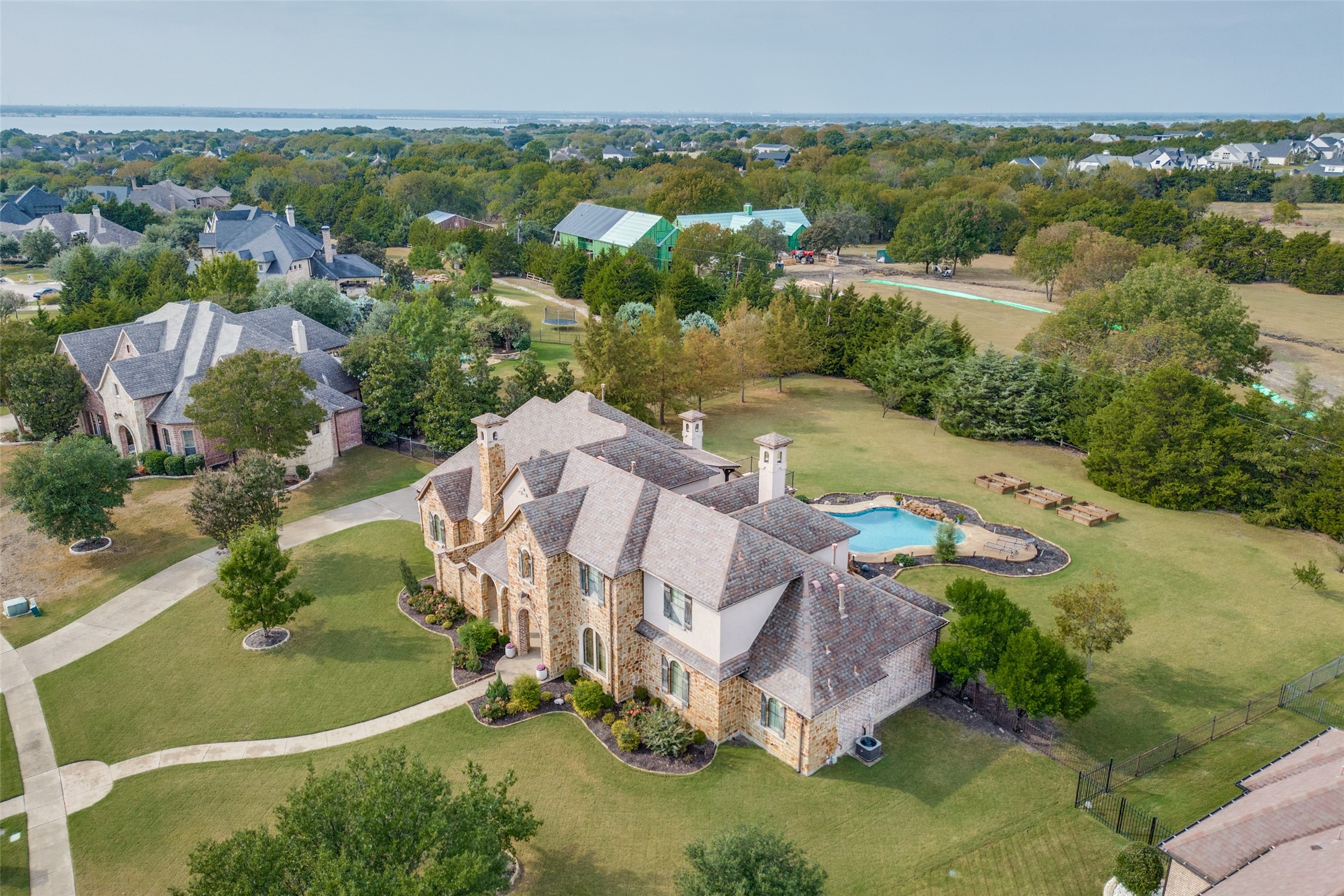 Property photo 01 of 402 Wyndemere Boulevard, Heath, TX 75032 | MLS #21090437