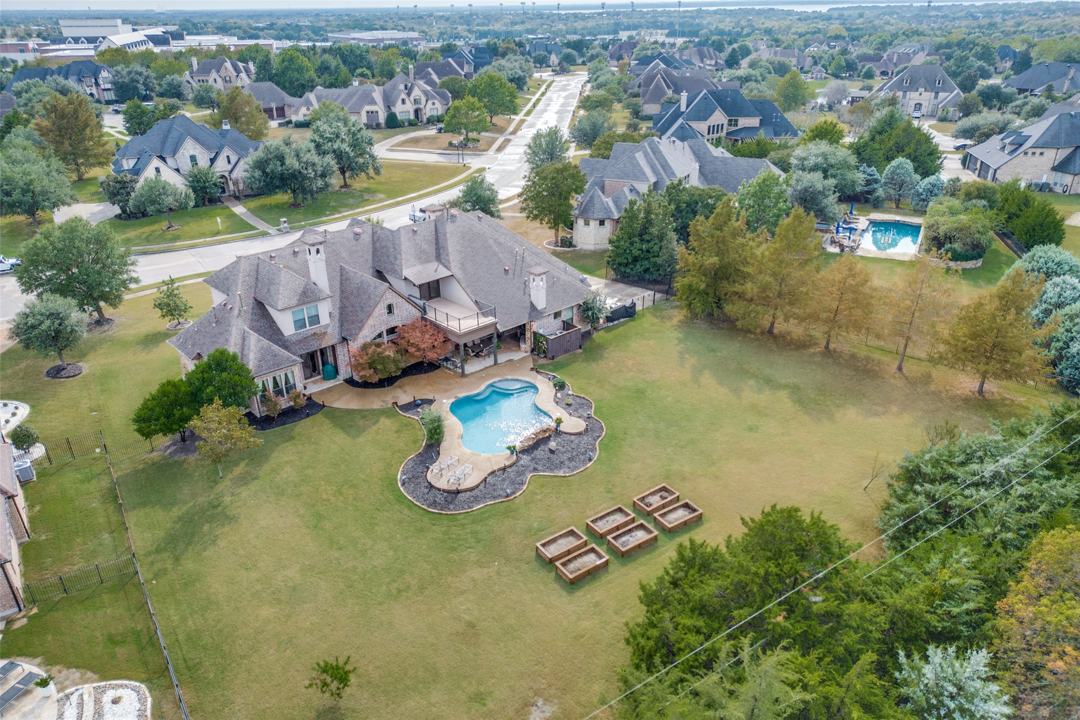 Property photo 02 of 402 Wyndemere Boulevard, Heath, TX 75032 | MLS #21090437