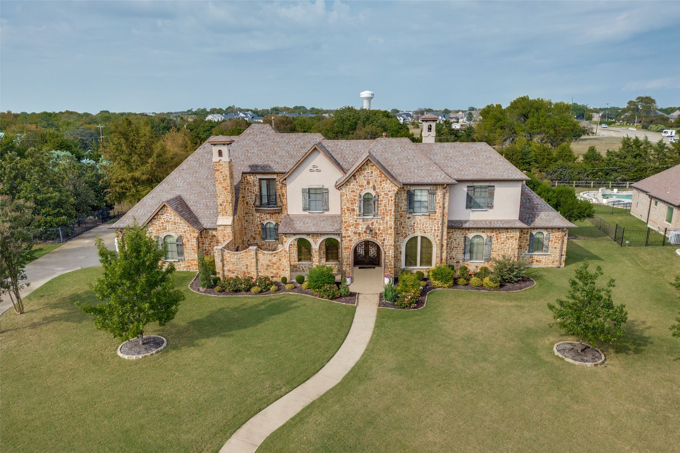 Property photo 03 of 402 Wyndemere Boulevard, Heath, TX 75032 | MLS #21090437