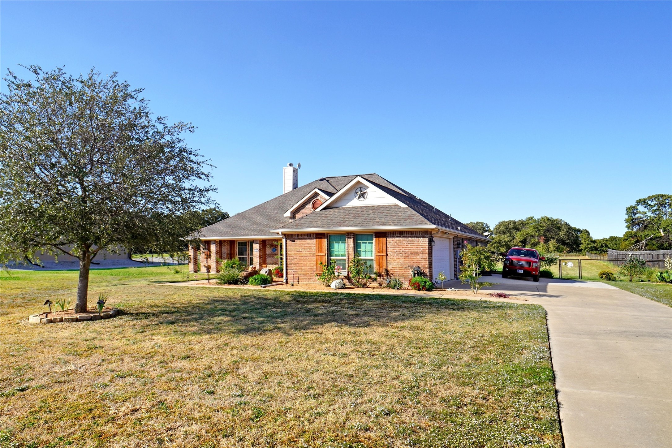 Property photo 01 of 137 Brady Coleman Lane, Springtown, TX 76082 | MLS #21091950