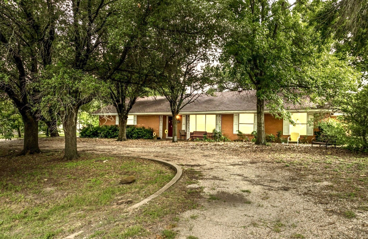 Property photo 02 of 609 S Files Street, Itasca, TX 76055 | MLS #21094067