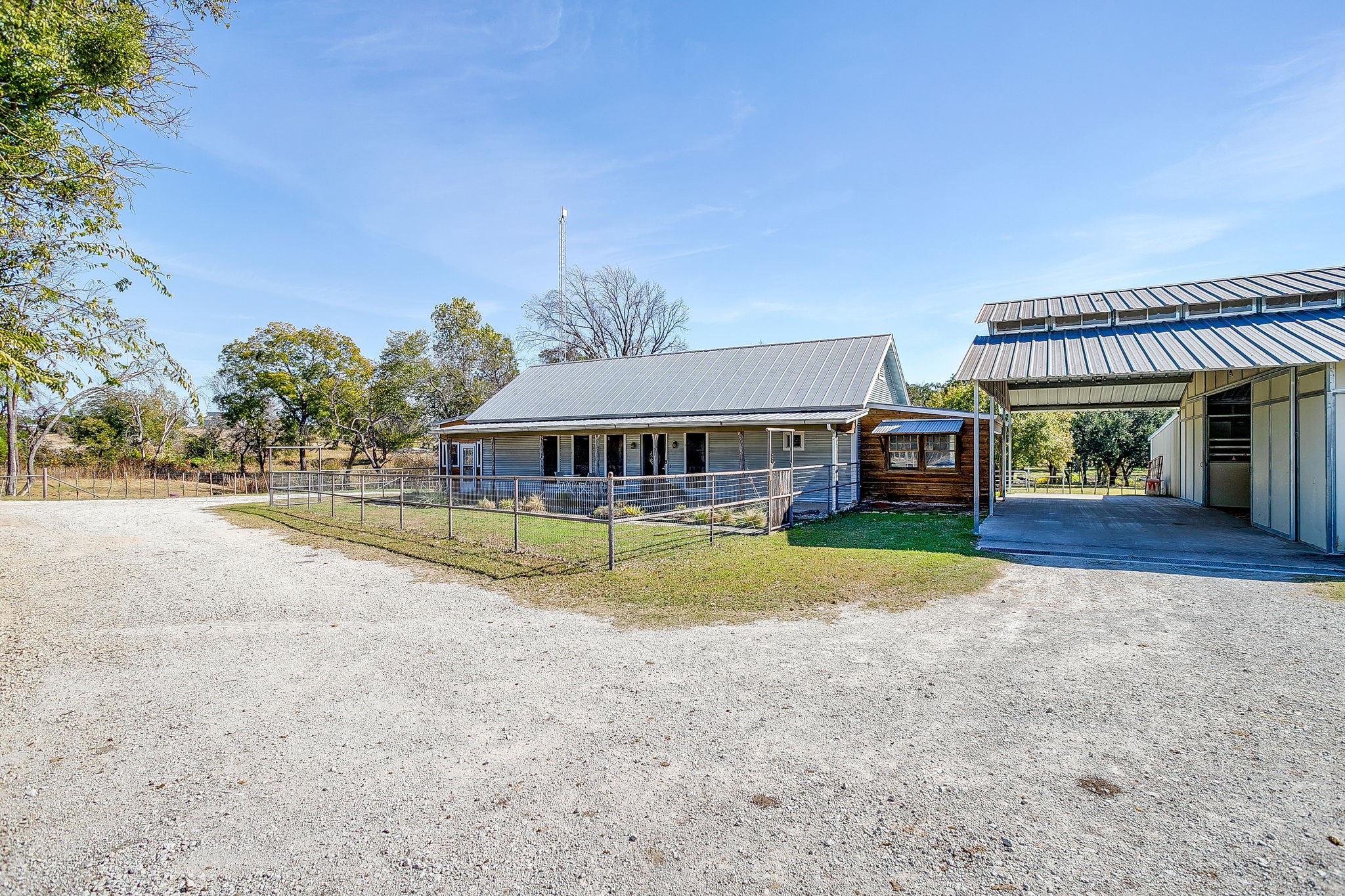 Property photo 03 of 4200 Fm 920, Weatherford, TX 76088 | MLS #21105074