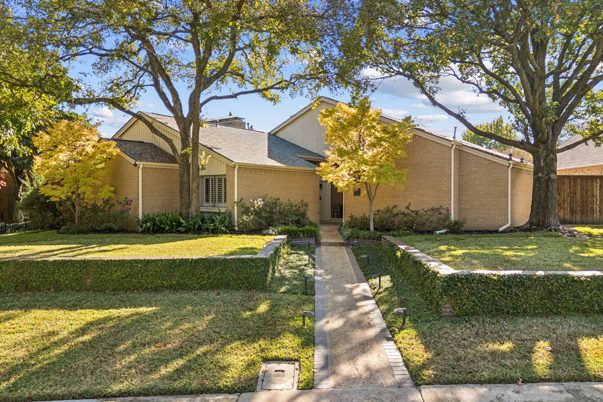Property photo 01 of 9616 Viewside Drive, Dallas, TX 75231 | MLS #21105228