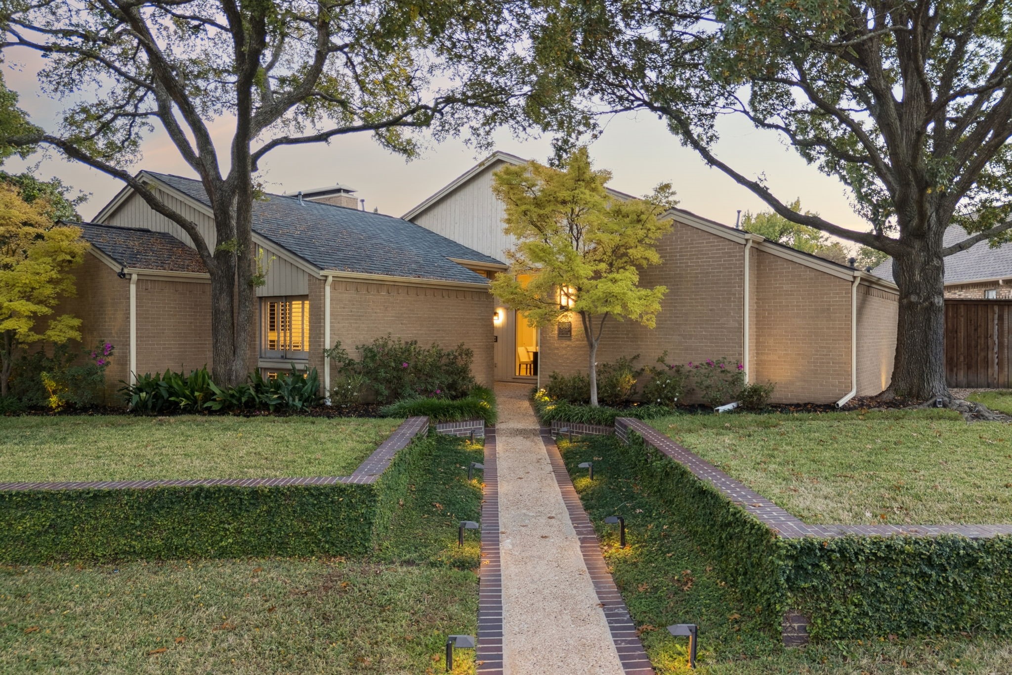 Property photo 02 of 9616 Viewside Drive, Dallas, TX 75231 | MLS #21105228