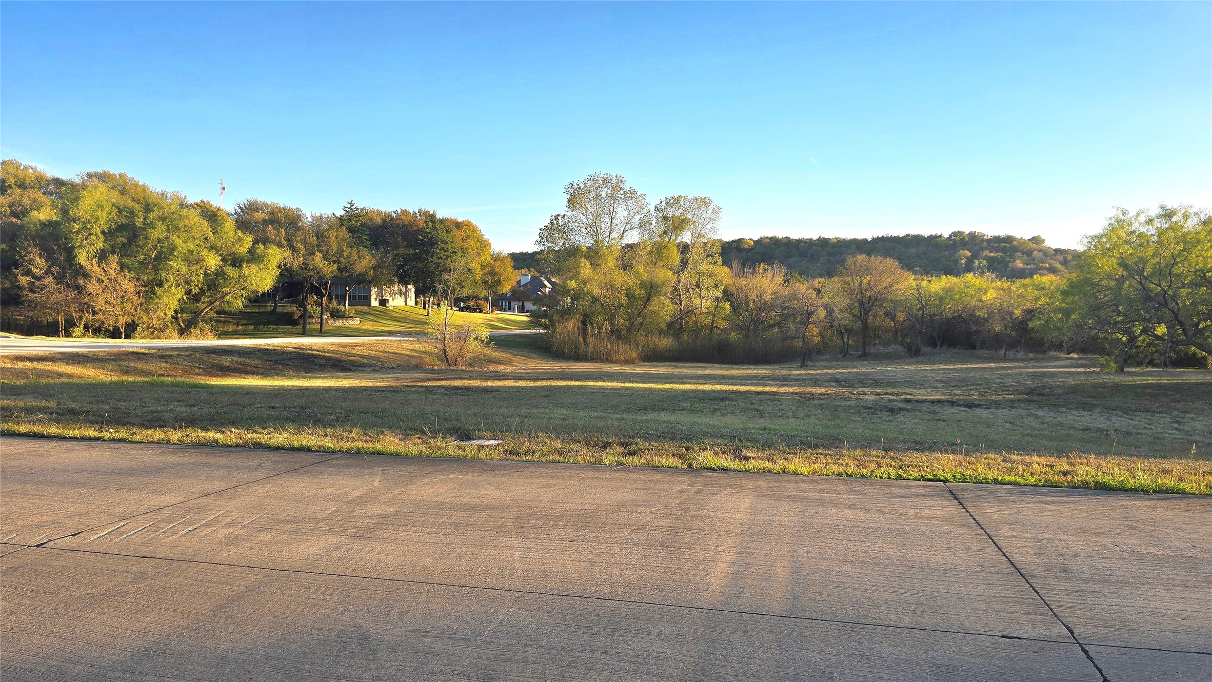 Property photo 01 of 2202 Mountain Lakes Drive, Cedar Hill, TX 75104 | MLS #21107245