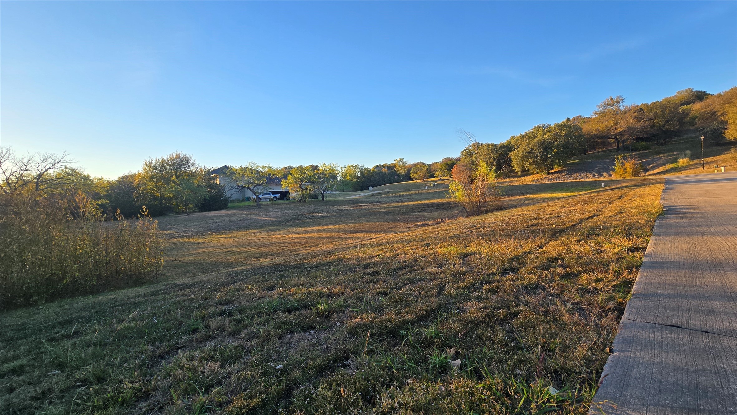Property photo 02 of 2202 Mountain Lakes Drive, Cedar Hill, TX 75104 | MLS #21107245