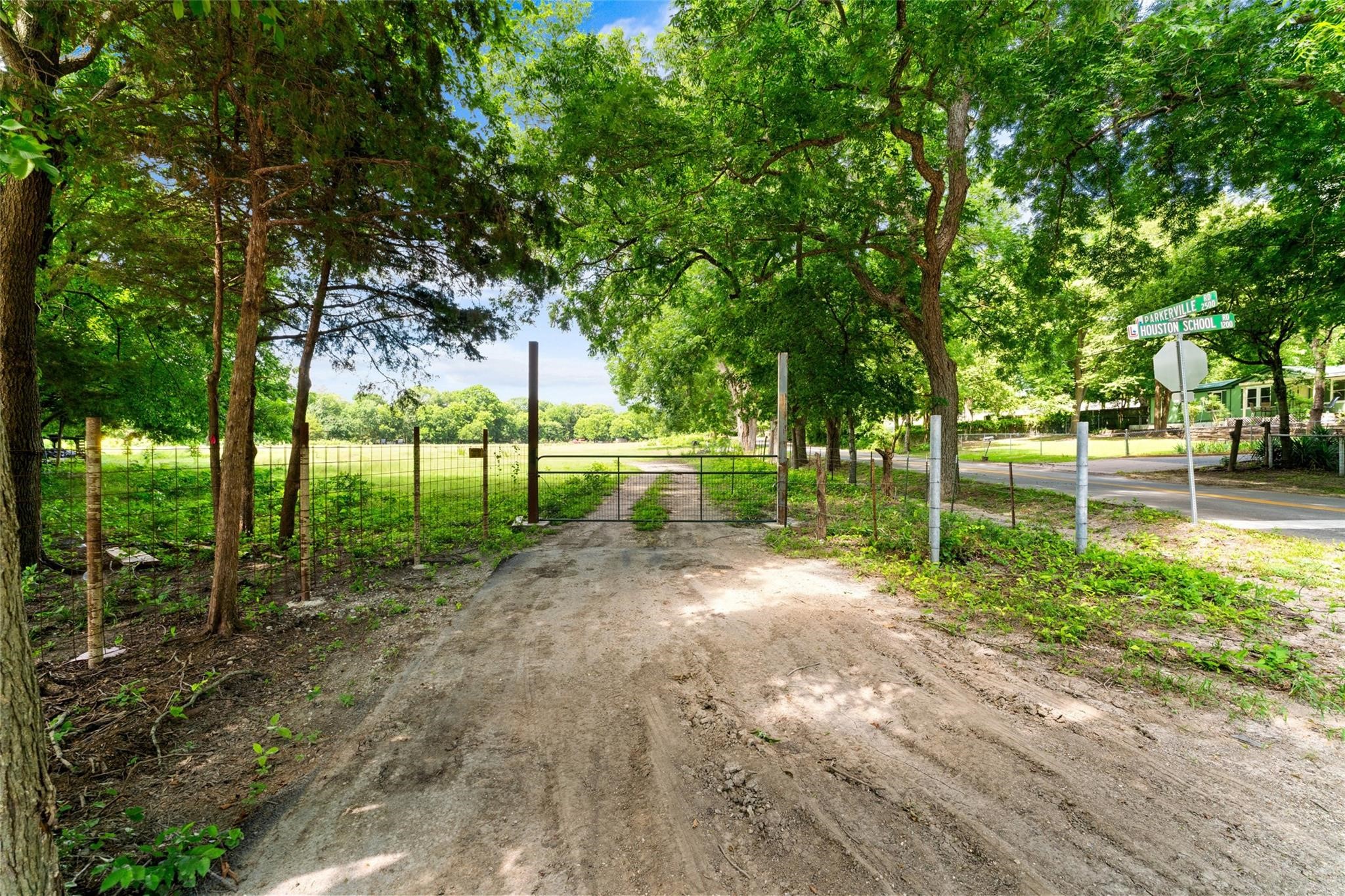 Property photo 01 of 1213 S Houston School Road, Lancaster, TX 75146 | MLS #21107706