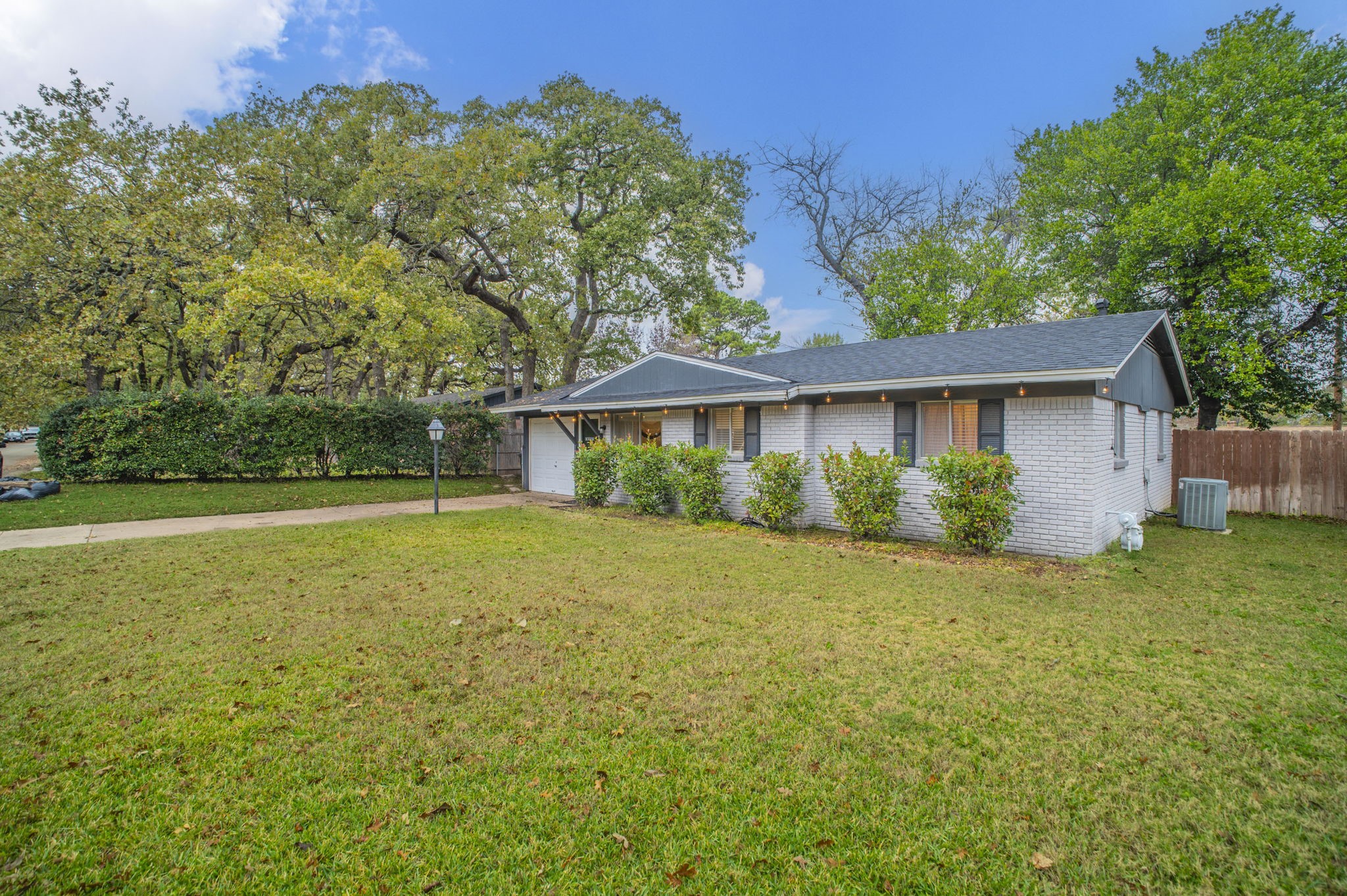 Property photo 01 of 1903 Dogwood Drive, Arlington, TX 76012 | MLS #21108172