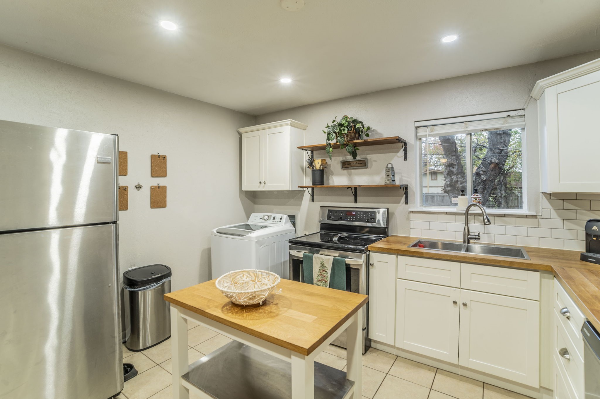 Property photo 03 of 1903 Dogwood Drive, Arlington, TX 76012 | MLS #21108172