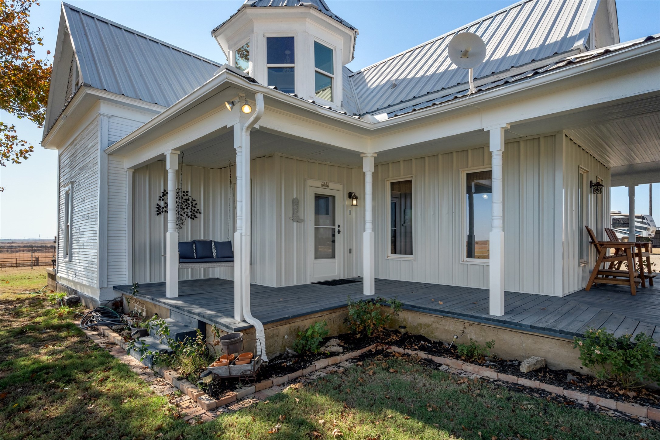 Property photo 04 of 945 Quarter Horse Lane, Bellevue, TX 76228 | MLS #21109804