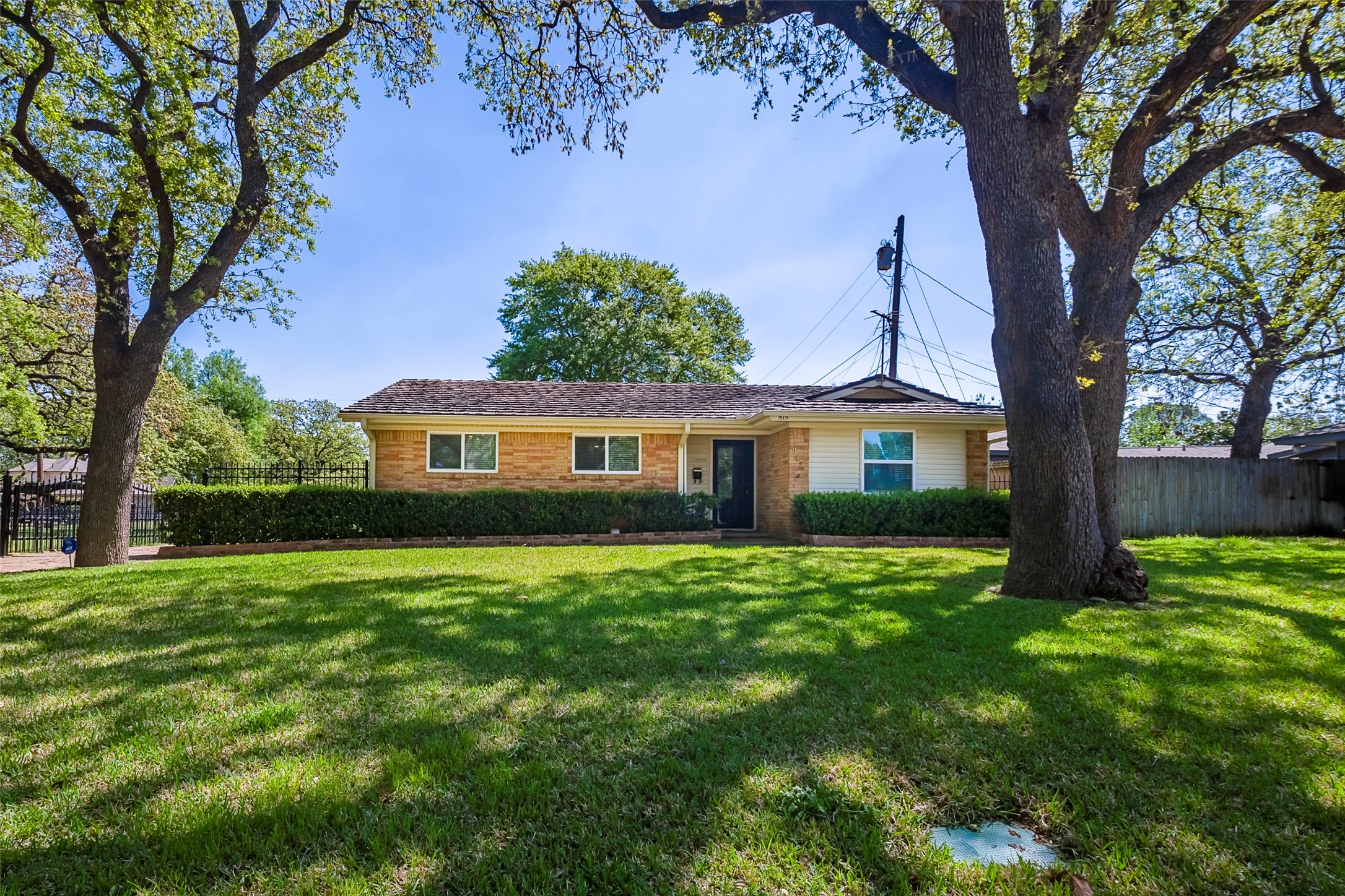 Property photo 01 of 818 Westbrook Drive, Irving, TX 75060 | MLS #21111223