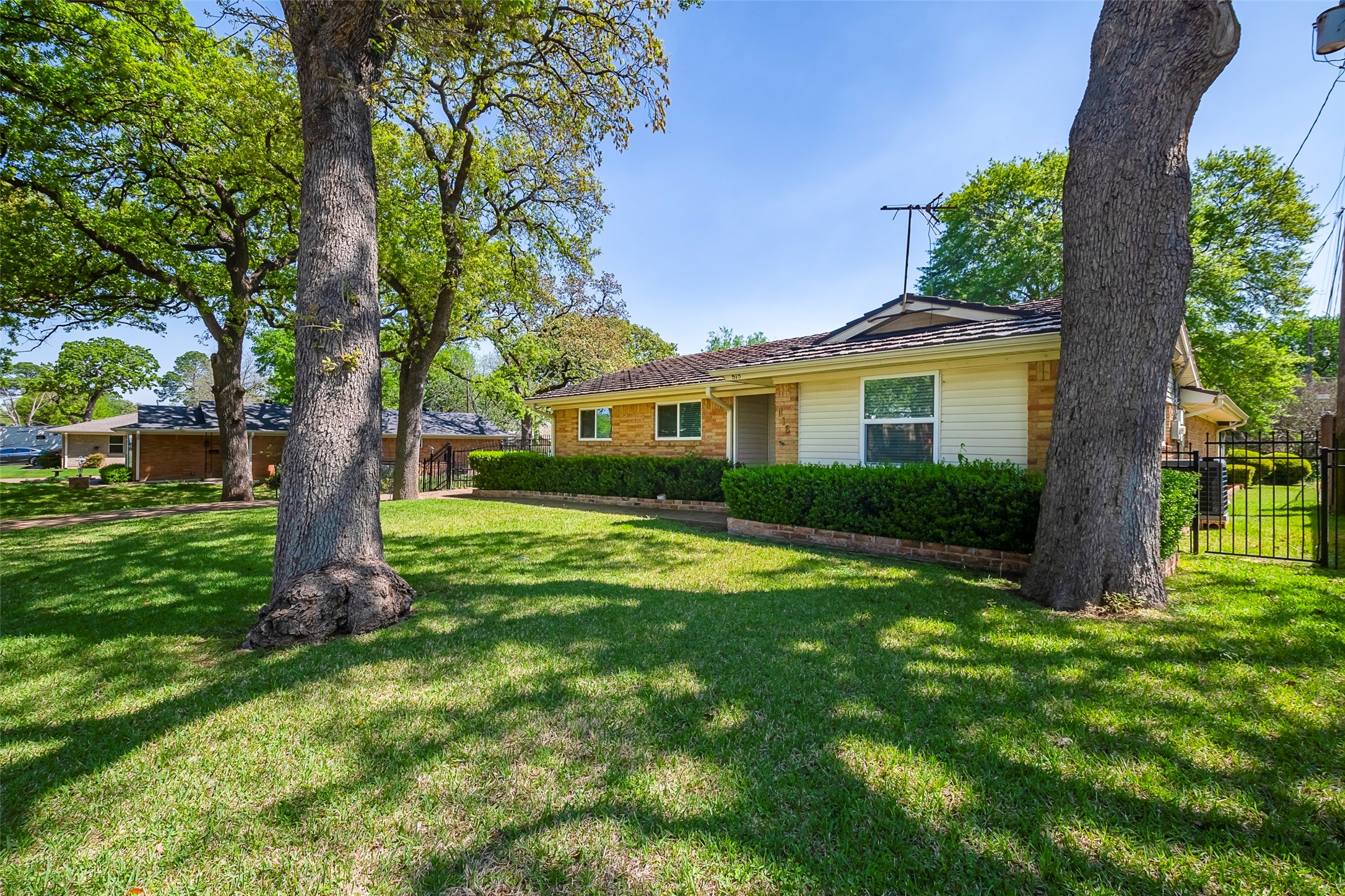 Property photo 02 of 818 Westbrook Drive, Irving, TX 75060 | MLS #21111223