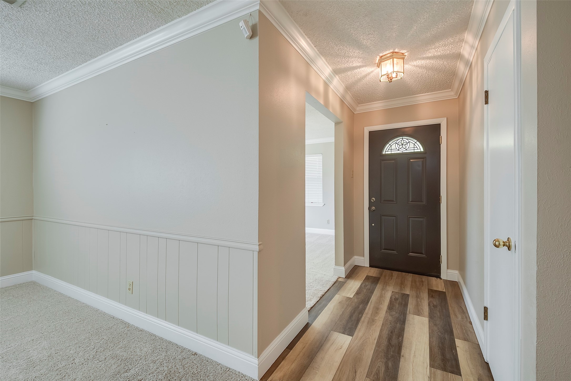 Property photo 03 of 818 Westbrook Drive, Irving, TX 75060 | MLS #21111223