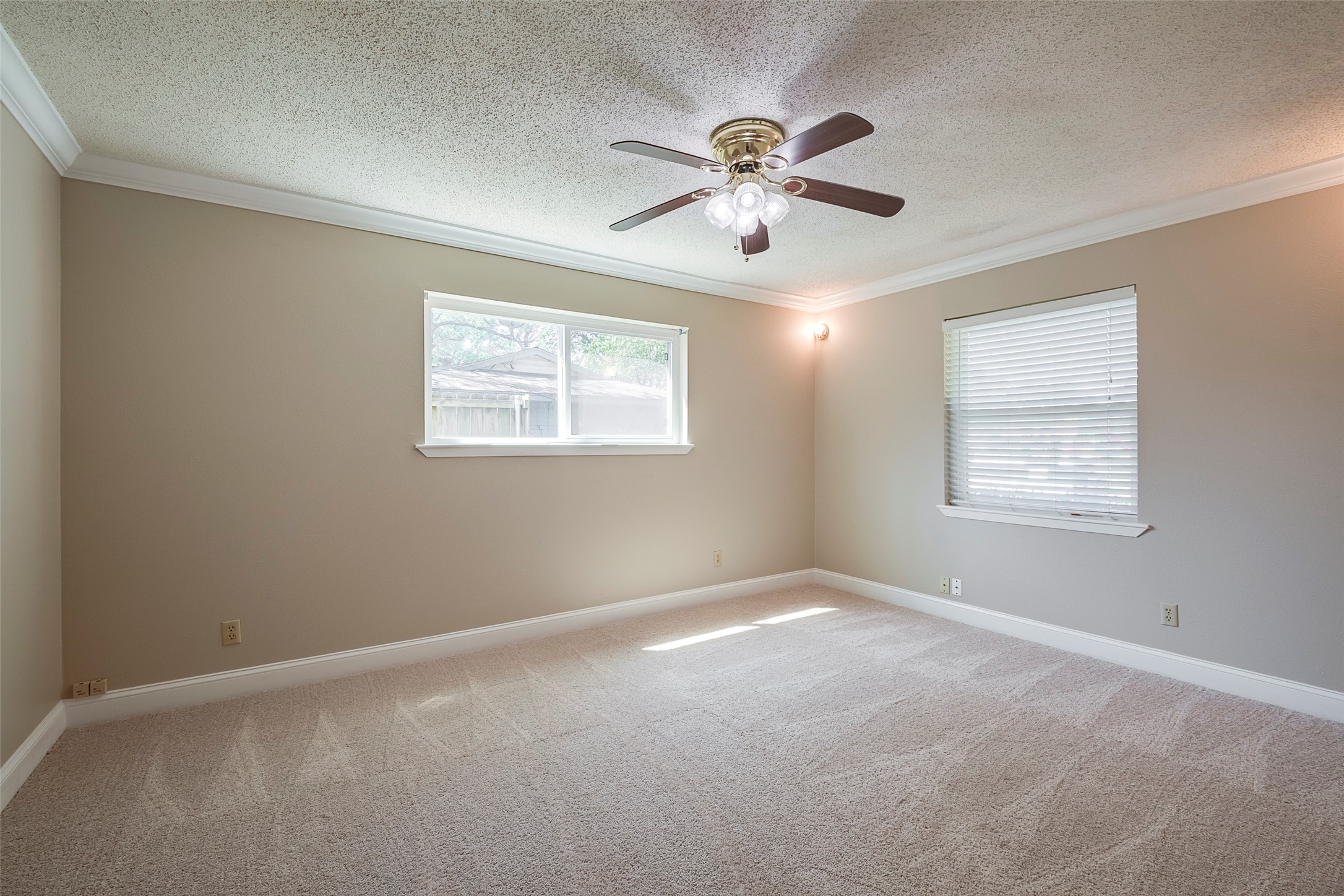 Property photo 04 of 818 Westbrook Drive, Irving, TX 75060 | MLS #21111223