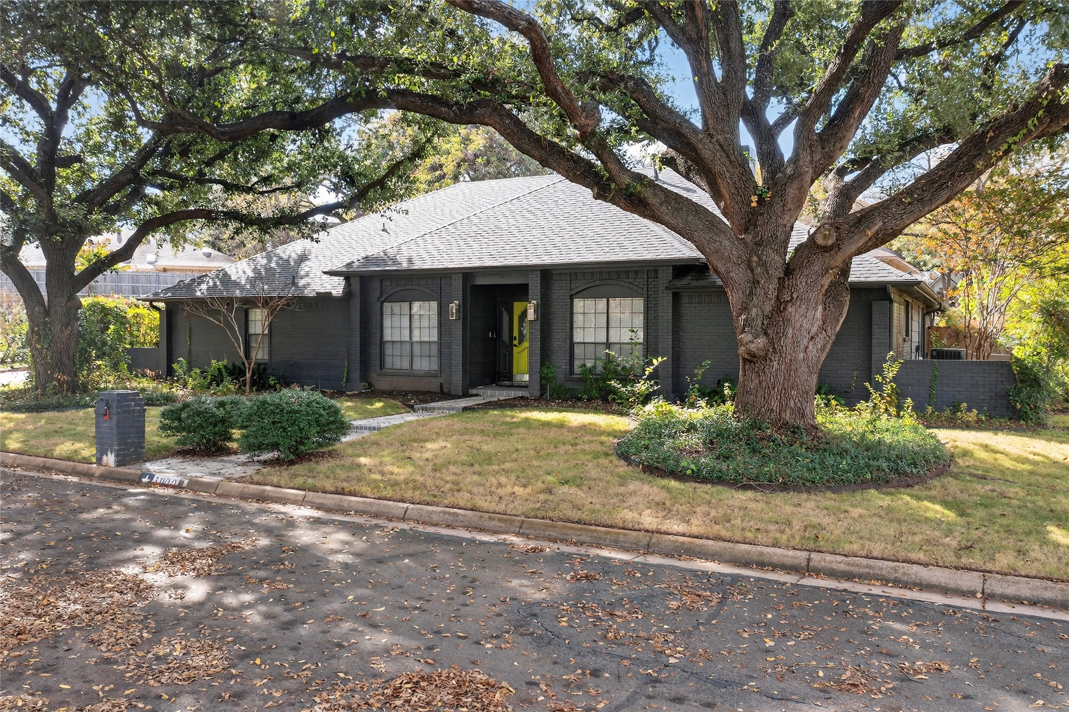 Property photo 02 of 3900 N Shadycreek Drive, Arlington, TX 76013 | MLS #21119579