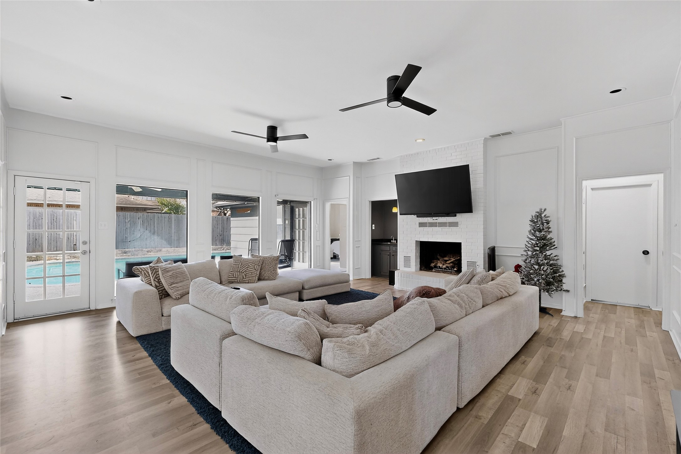 Property photo 03 of 3900 N Shadycreek Drive, Arlington, TX 76013 | MLS #21119579