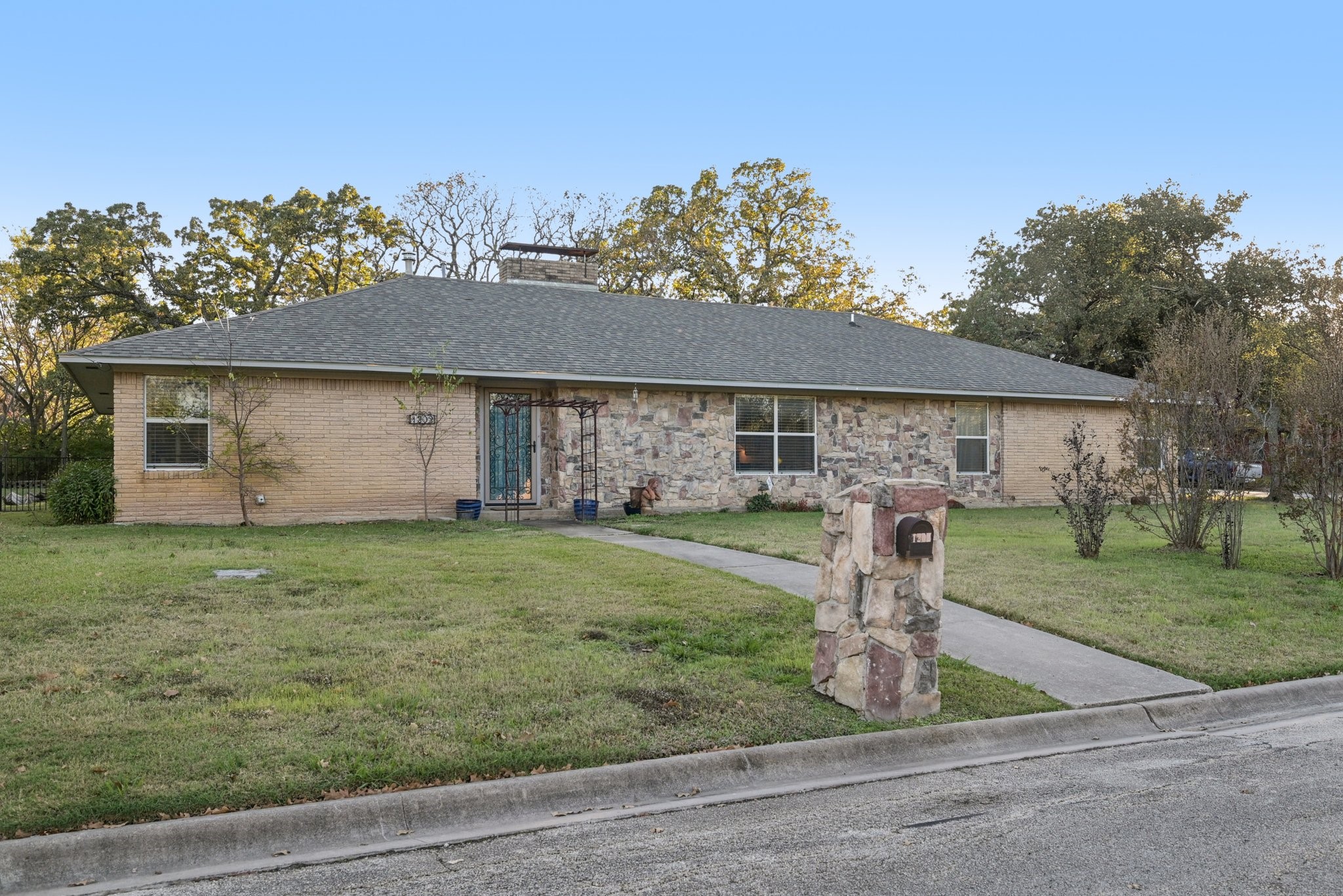 Property photo 01 of 1202 Hopkins Drive, Denton, TX 76205 | MLS #21119661