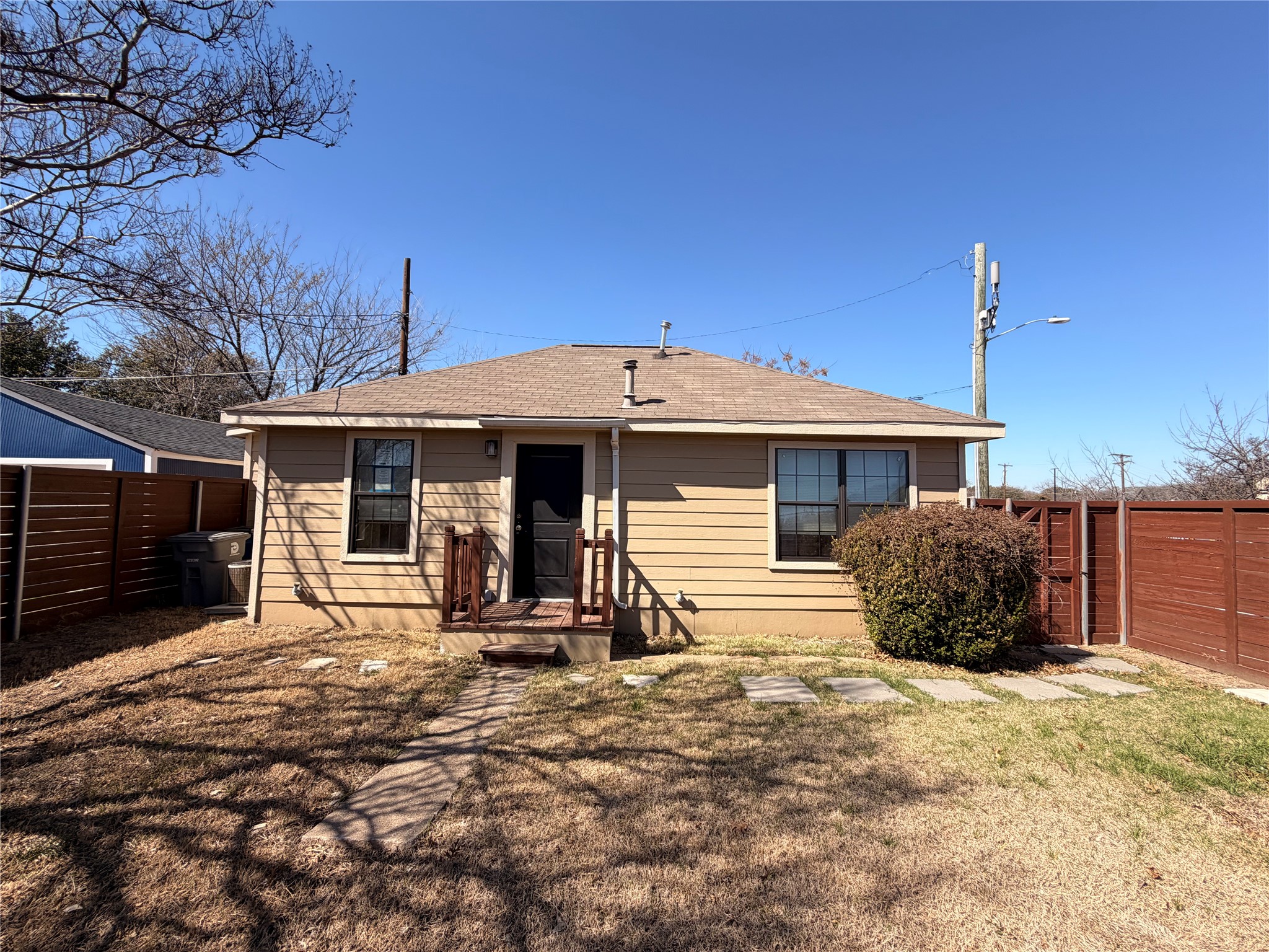 Property photo 01 of 1115 S Glasgow Drive UNIT 2, Dallas, TX 75223 | MLS #21120019